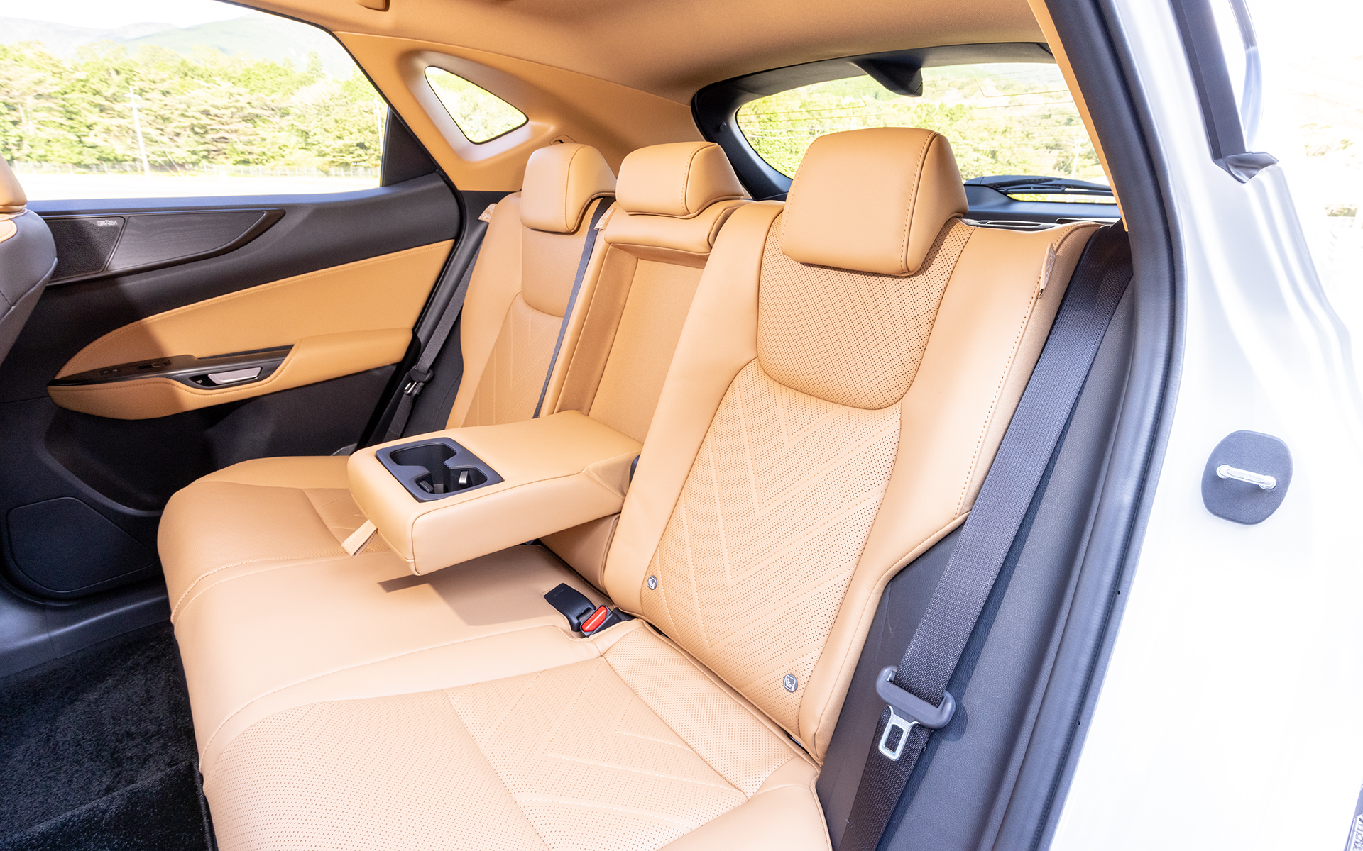 リアシート。中央にアームレストが備わる