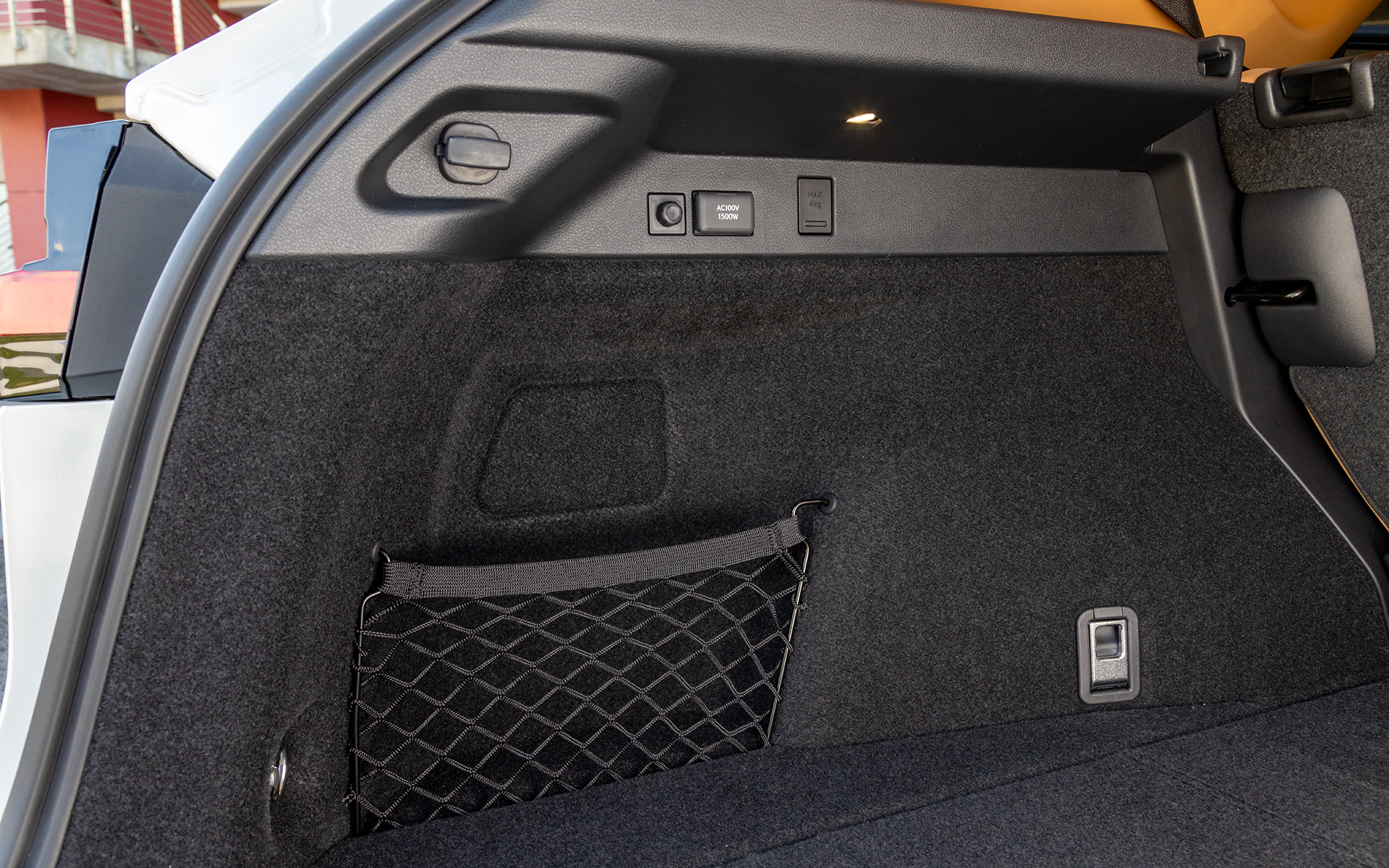 左サイドにAC100Vコンセントを用意