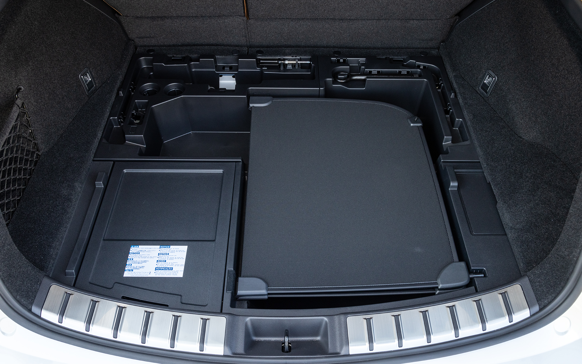 右側には折り畳み式のトノカバーが収納できる