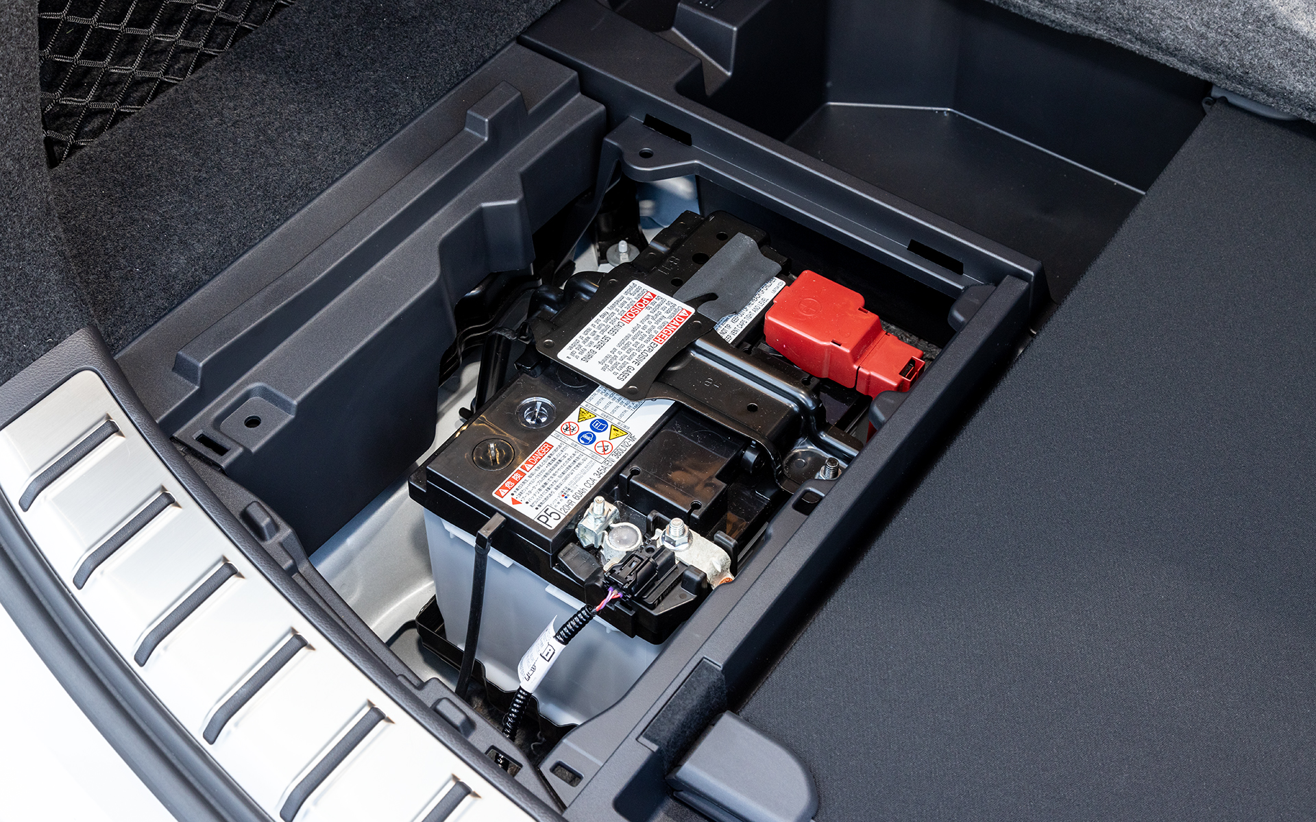 左側には12Vバッテリが収まる