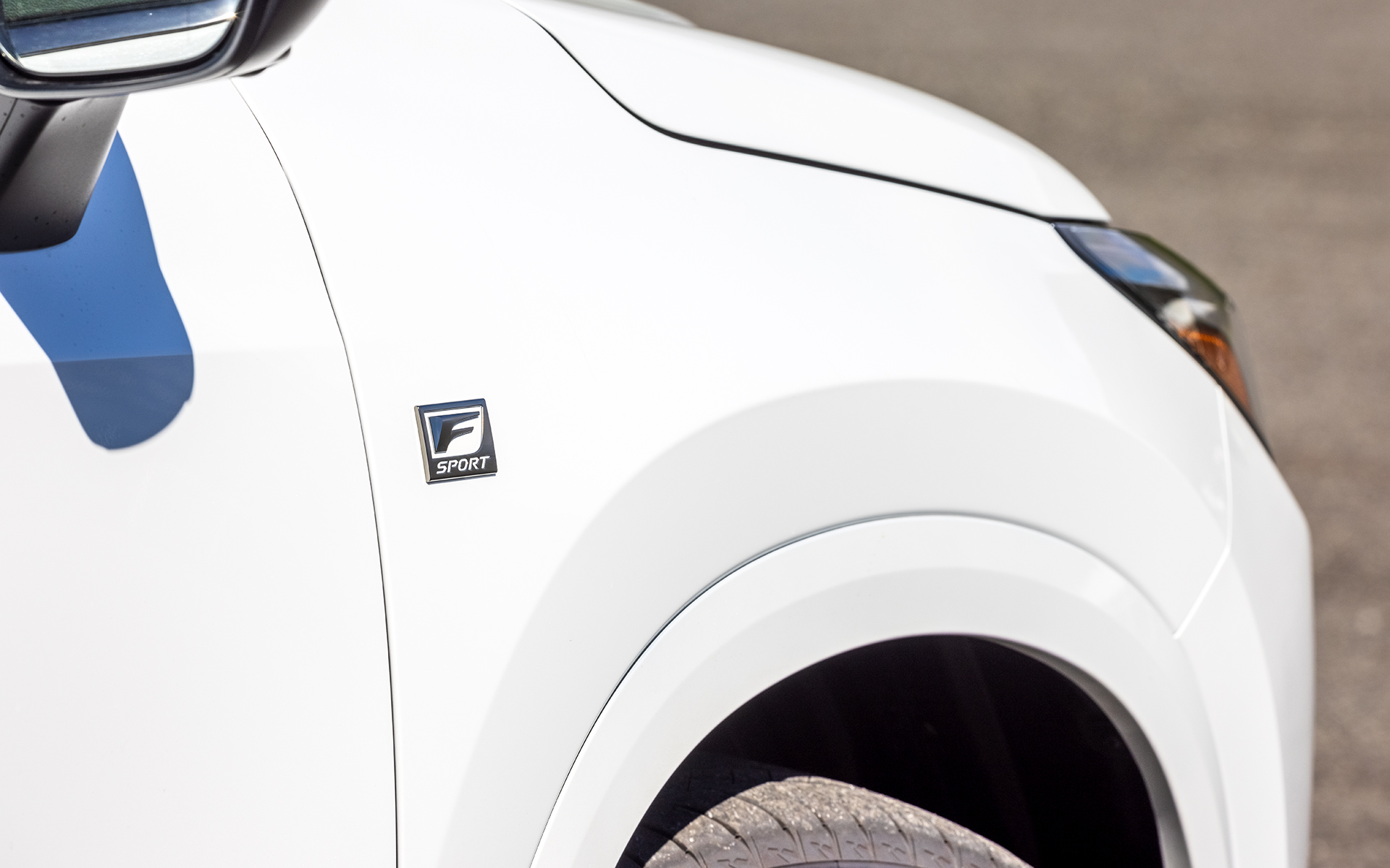 フェンダー部にF SPORTのバッジを装着。フェンダーアーチモールがボディ同色になる。他グレードはディーラーオプションで設定