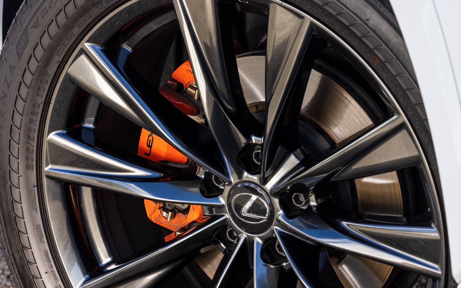 ブレーキキャリパーはオプションでオレンジカラーも選択できる