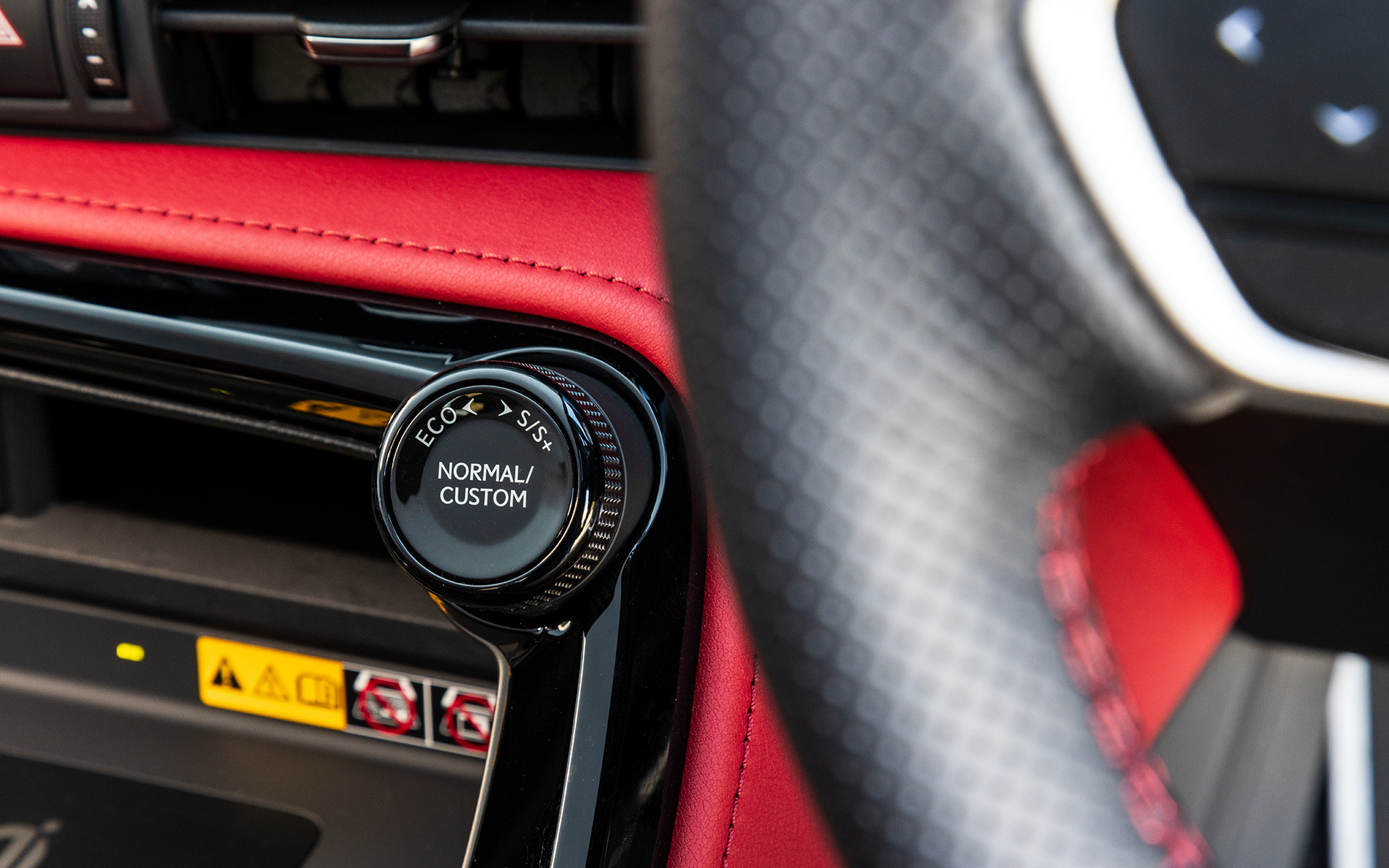 ドライブモードセレクトスイッチはノーマル、エコ、スポーツ、スポーツ＋、カスタムの5モードになる