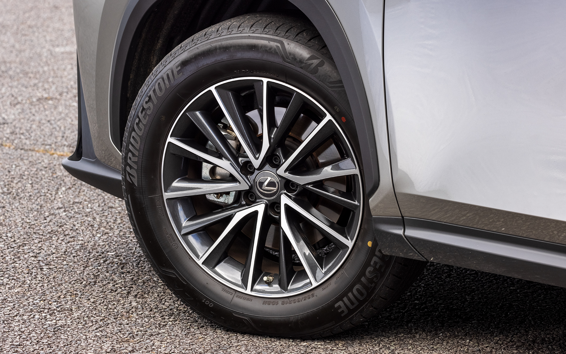 タイヤサイズは235/60R18