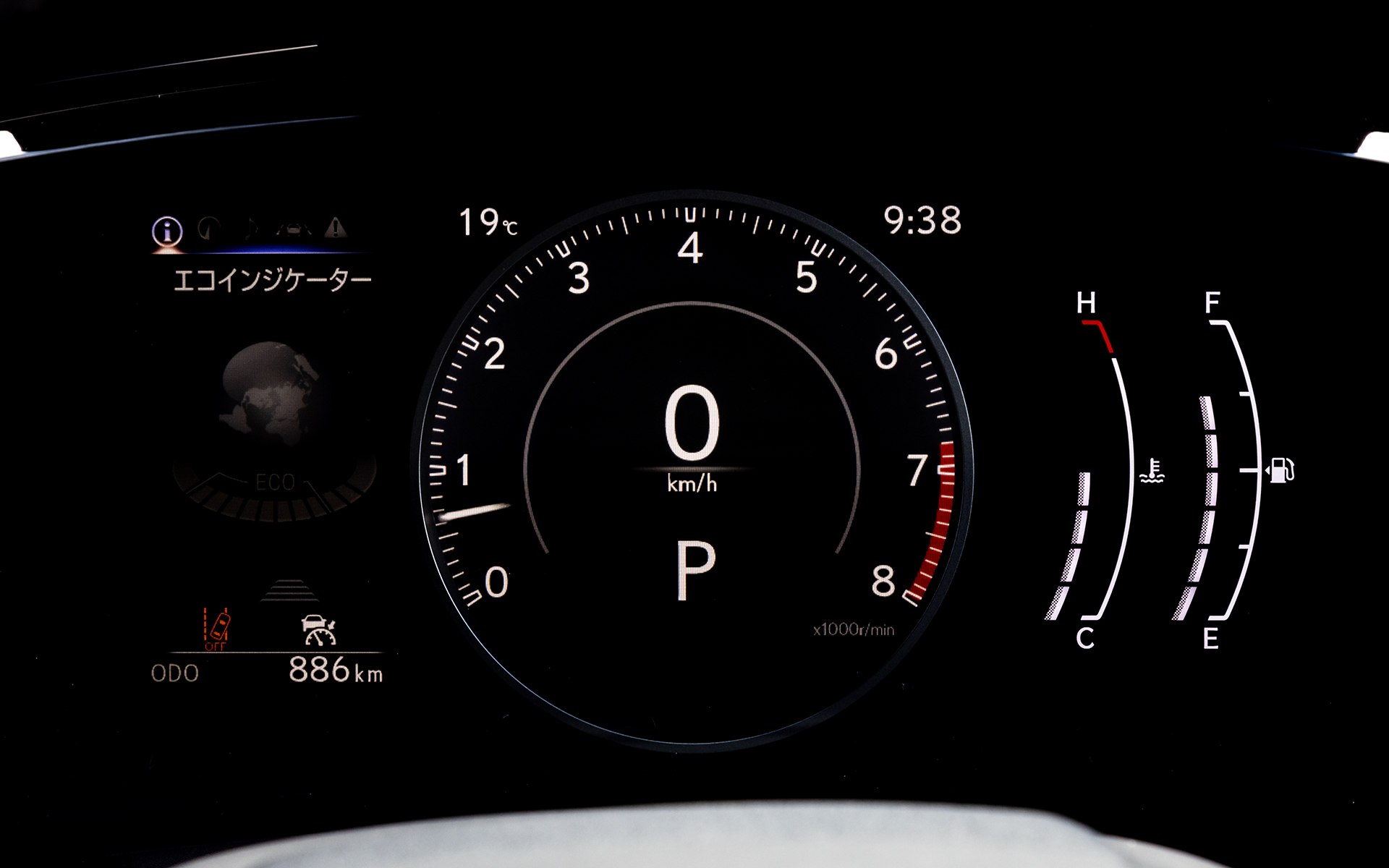 ベースモデル専用のメーターパネル。ヘッドアップディスプレイは非装着となる