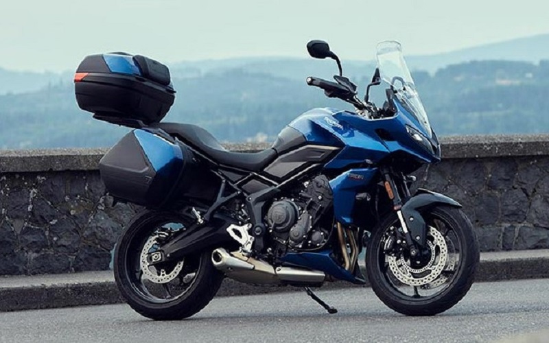 左右のパニアケースとツインヘルメットトップボックスを装着した新型Tiger Sport 660