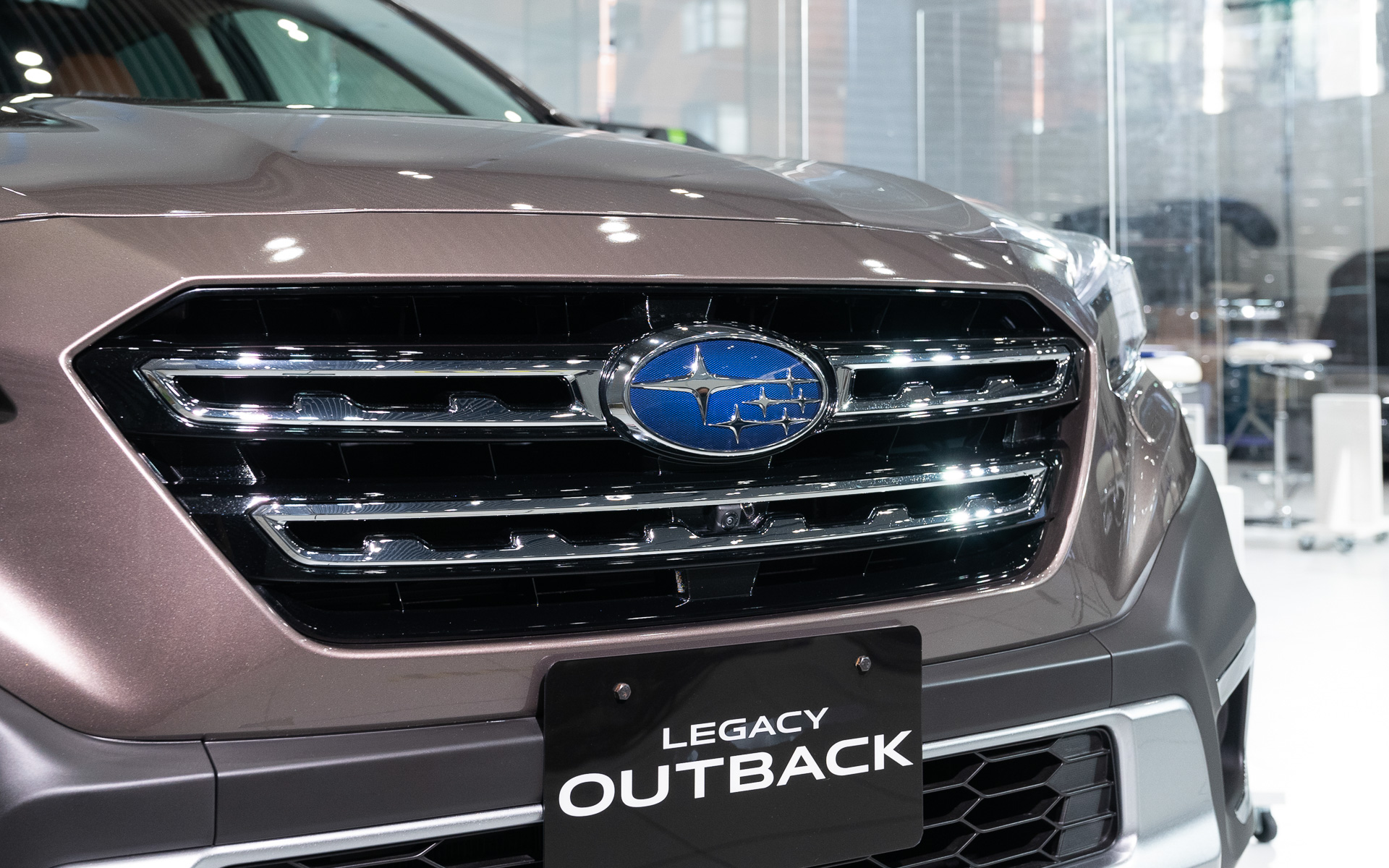 フロントグリルの奥は方は艶のあるブラック塗装となっている