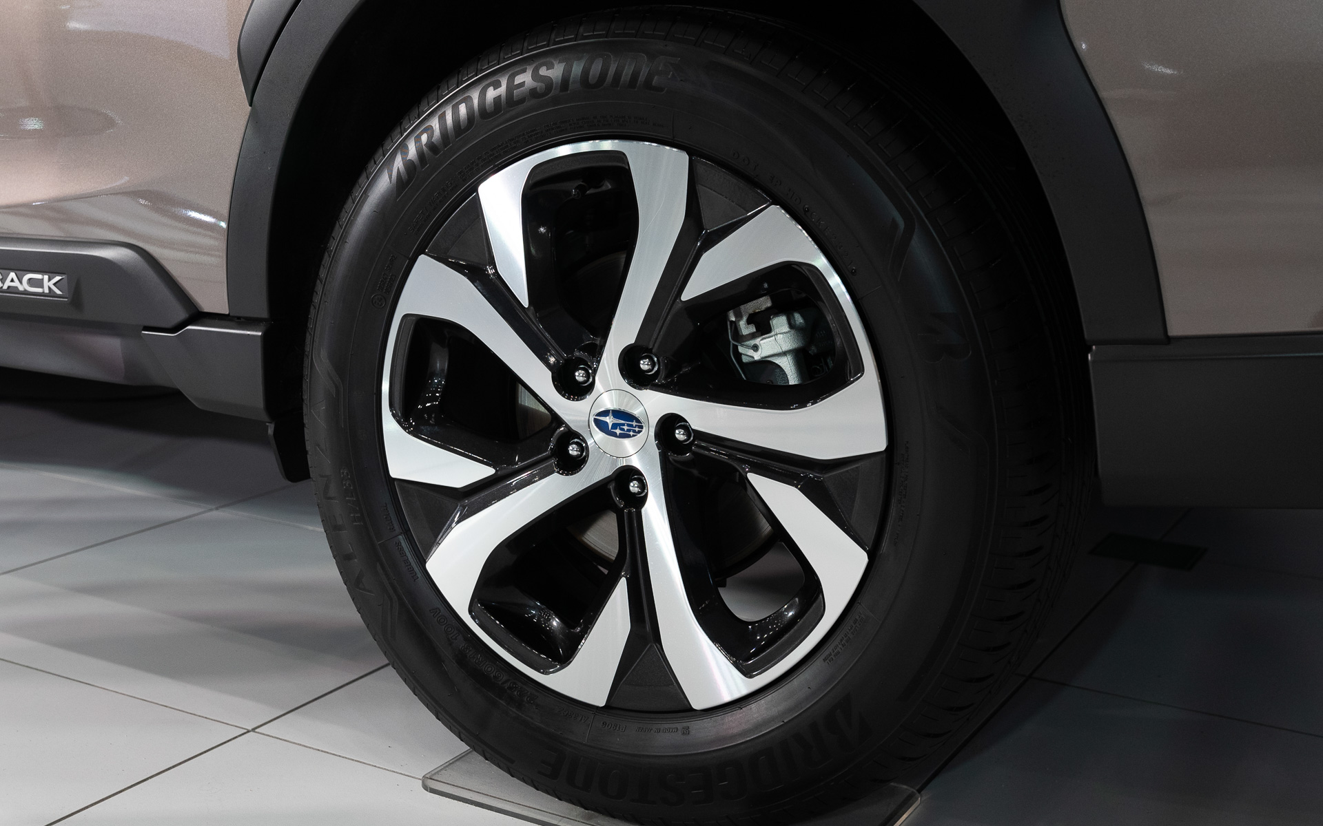 ブラックと切削シルバーのコントラストが特徴のホイール