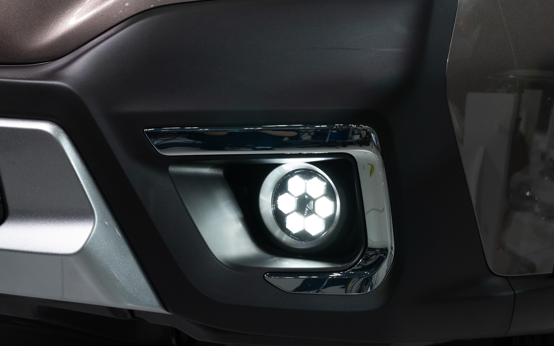 6つのヘキサゴンからなるLEDフォグは日本専用仕様という