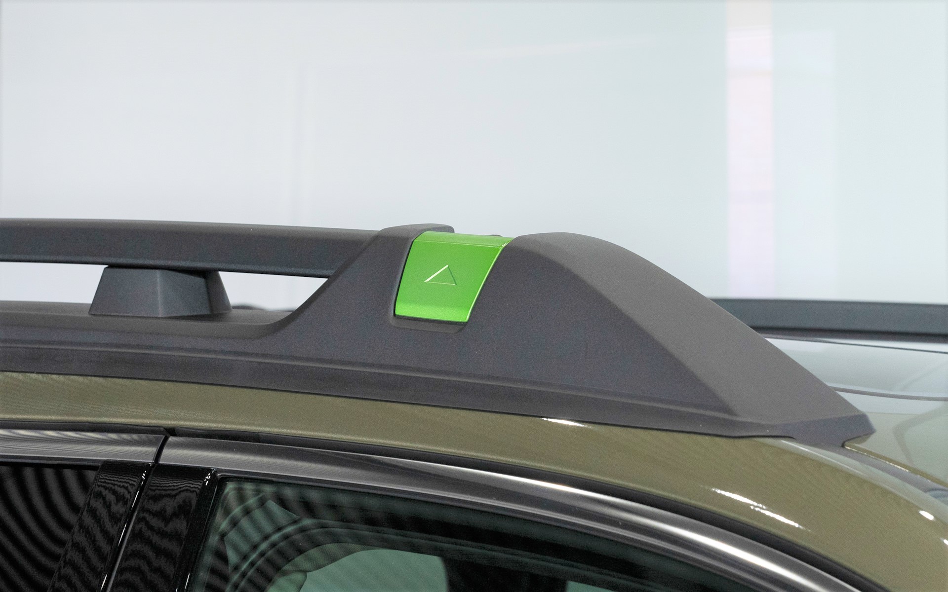 ルーフレールのアクセントカラーの部分は、裏側にロープフックが装備されている