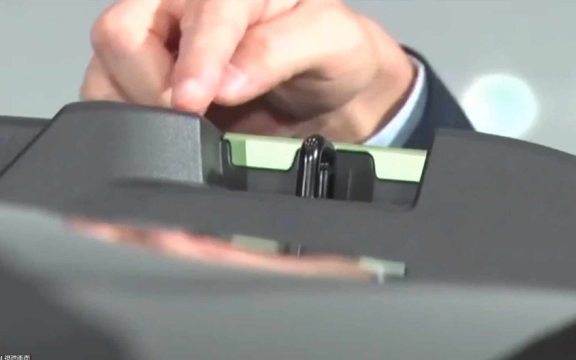 ルーフレールのアクセントカラーの部分は、裏側にロープフックが装備されている