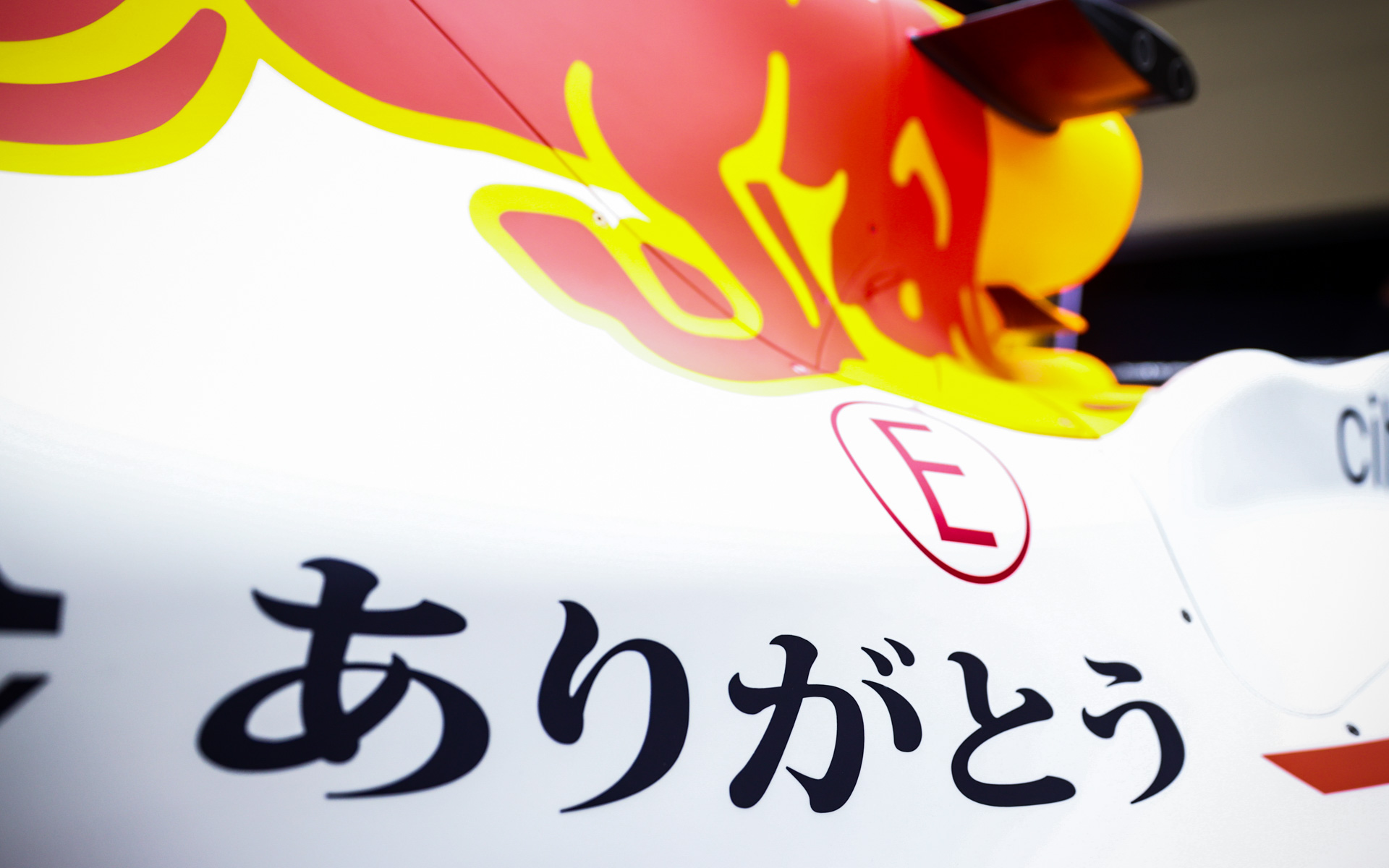 　F1トルコGPにて日本GP向けスペシャルデザインのマシンが走行