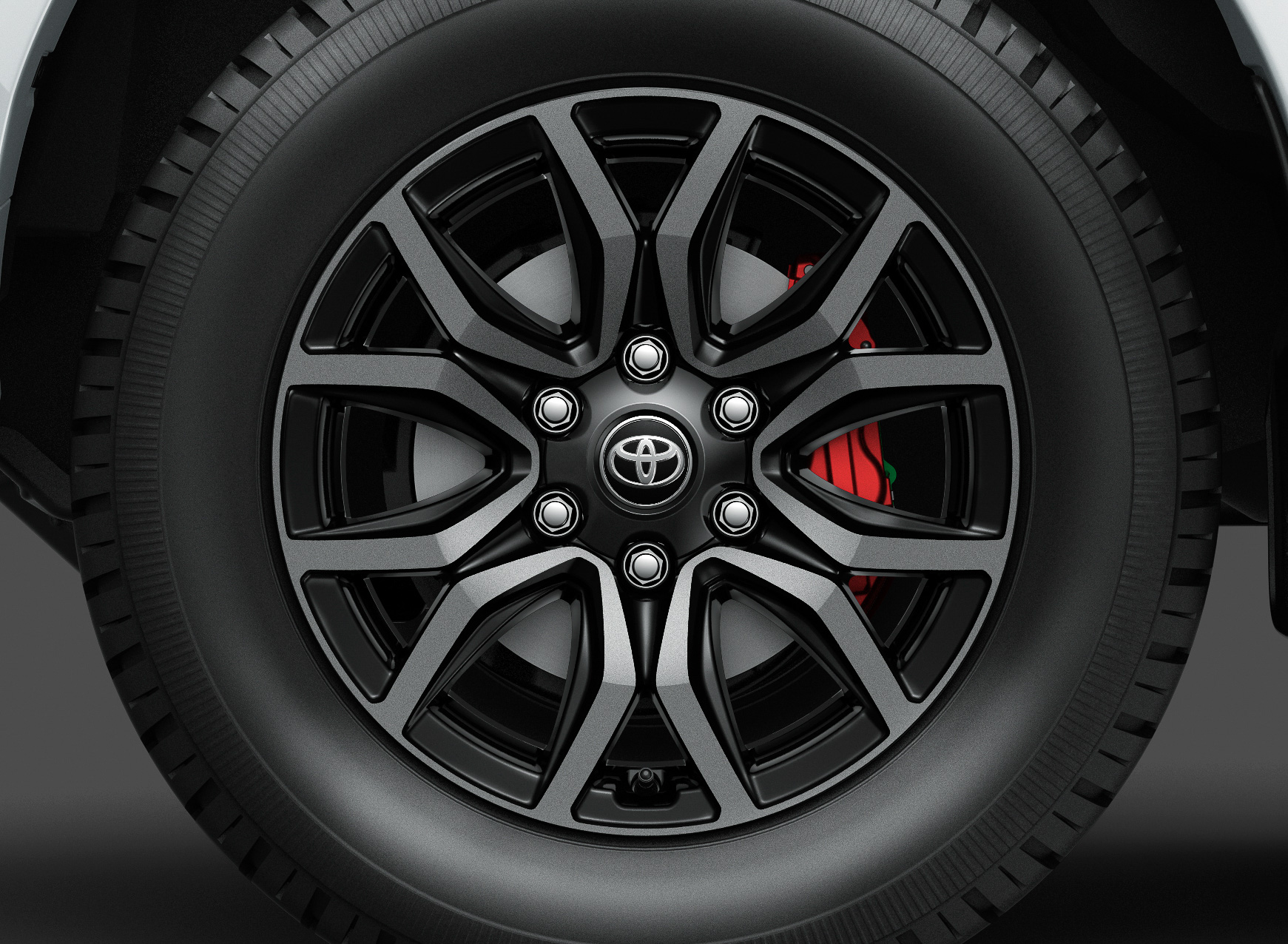 265/60R18タイヤ＋18インチ専用アルミホイール（ブラック塗装＋切削光輝・センターキャップ付）。レット塗装のブレーキキャリパー（GRロゴ付）も備わる