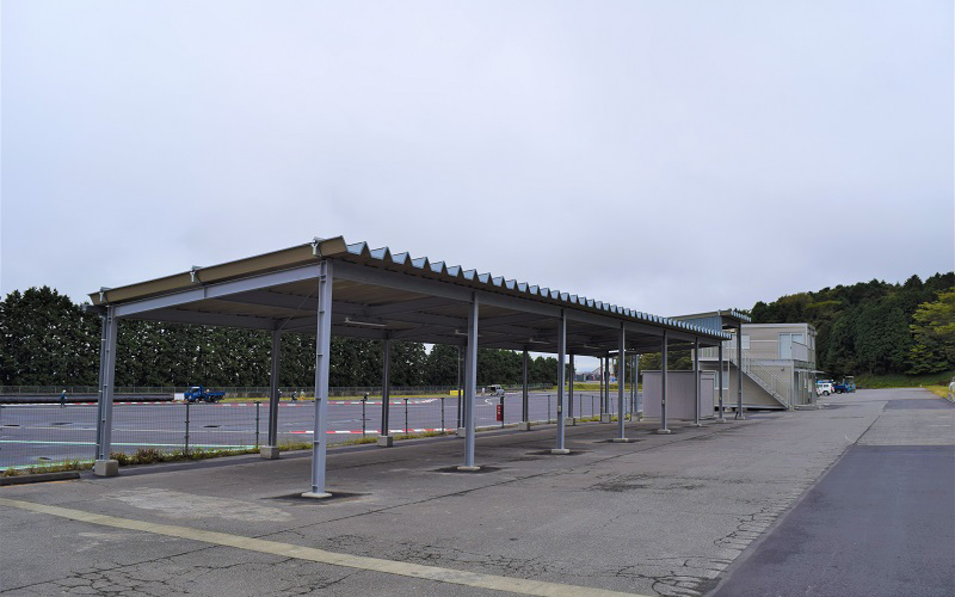 コースに隣接するガレージ