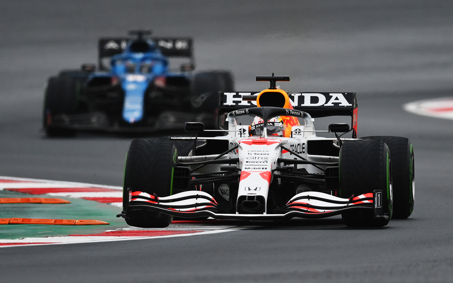 雨の中を走るマックス・フェルスタッペン選手（33号車 レッドブル・レーシング・ホンダ）　（C）Getty Images / Red Bull Content Pool