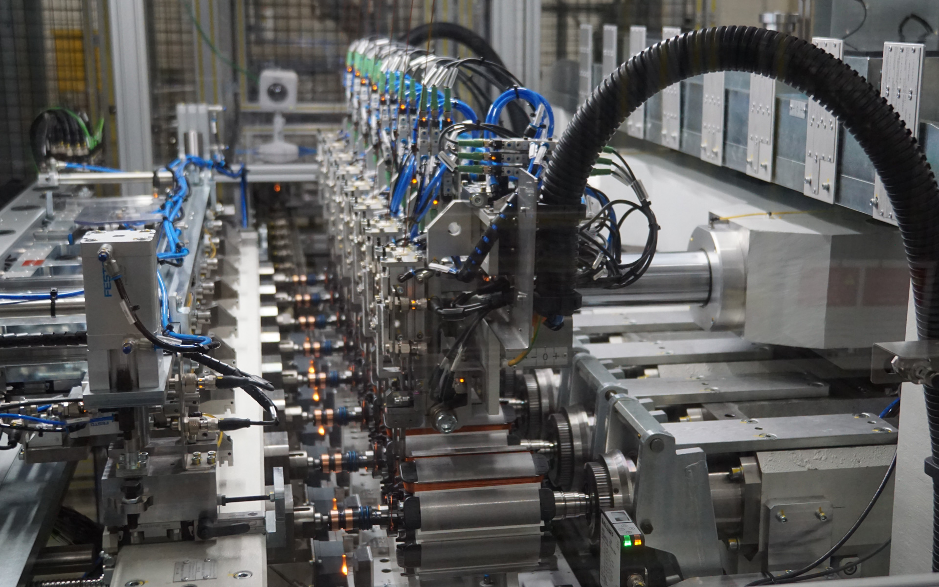 磁石レス界磁モーターの巻線自動化を実現した生産設備