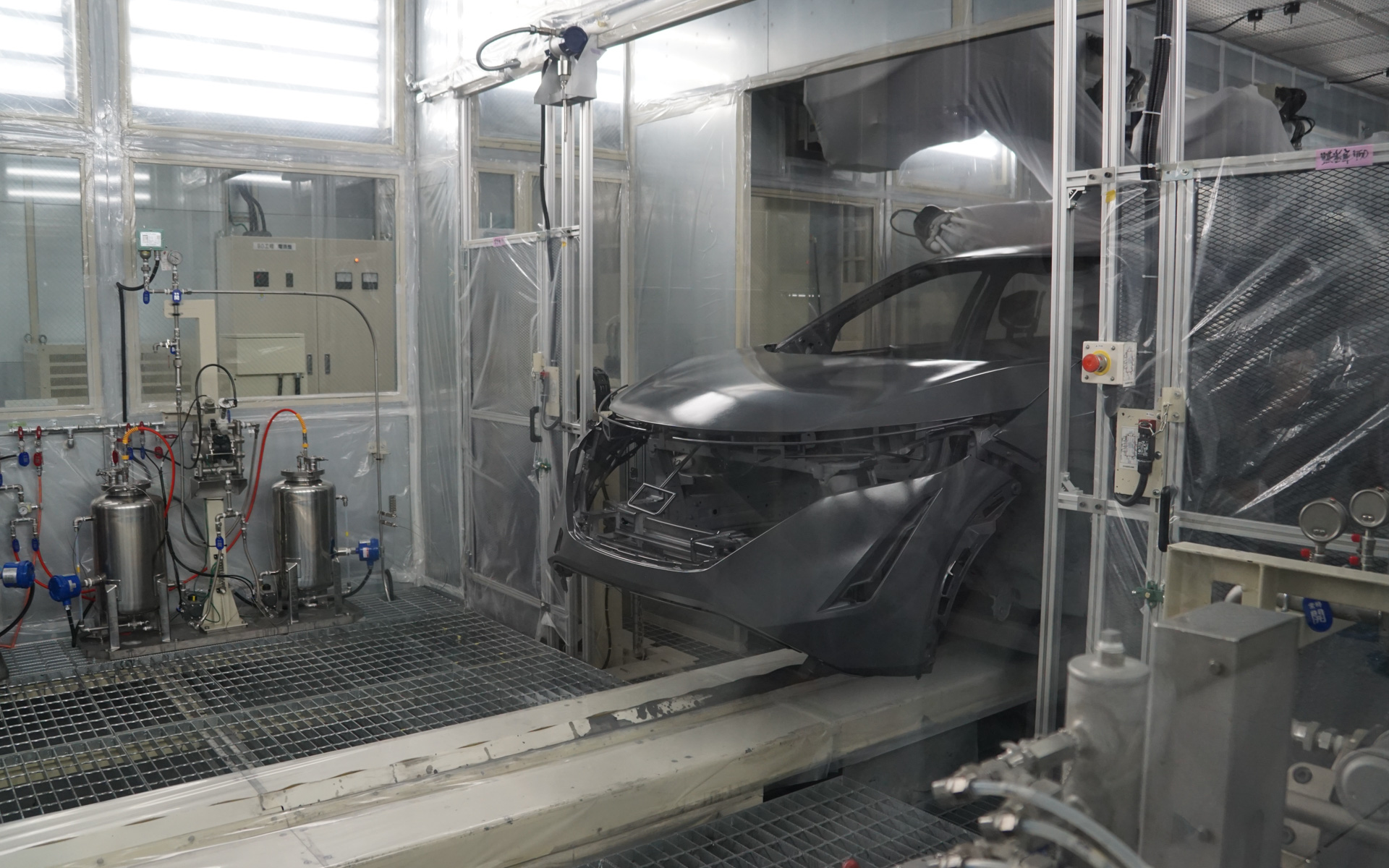 85度の温度でボディとバンパーの一体塗装・焼付けを実現させる塗装工程