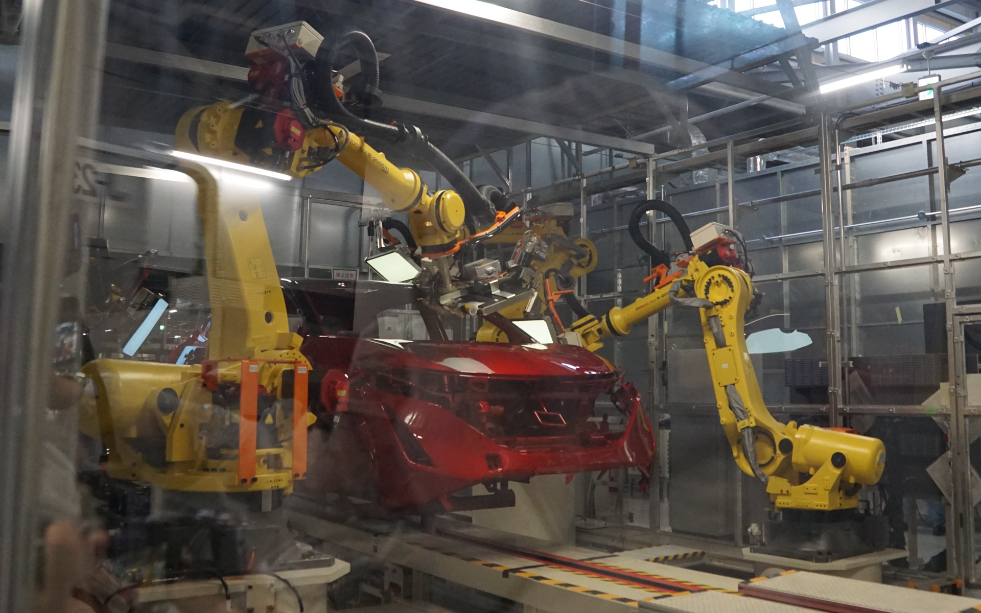 ボディに写り込んだゼブラ柄のスリットをカメラで撮影して欠陥を検出する、塗装品質自動検査システム