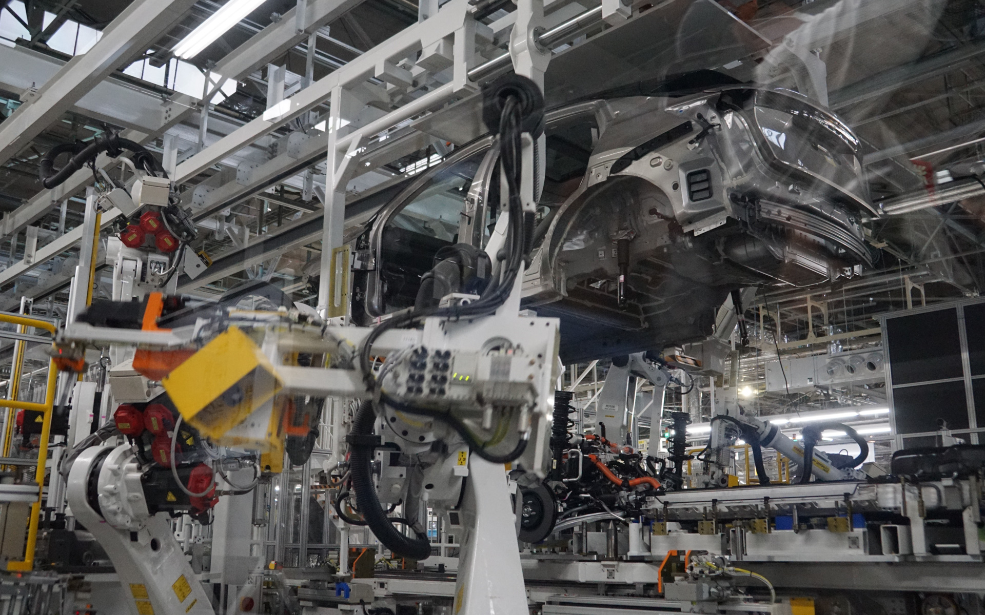 パワートレイン一括搭載システム“SUMO"。パワートレーンユニットを搭載するパレットはリアルタイム計測により、ボディと設備の位置を±0.05mmの高精度で補正する