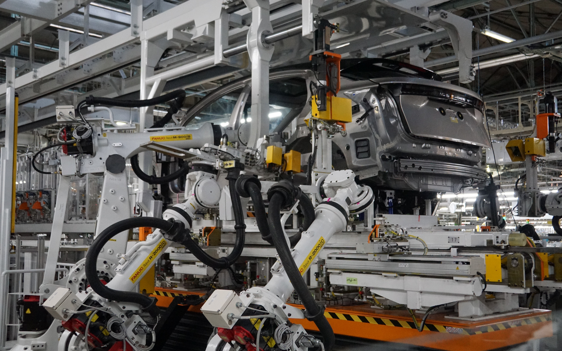 パワートレイン一括搭載システム“SUMO"。パワートレーンユニットを搭載するパレットはリアルタイム計測により、ボディと設備の位置を±0.05mmの高精度で補正する