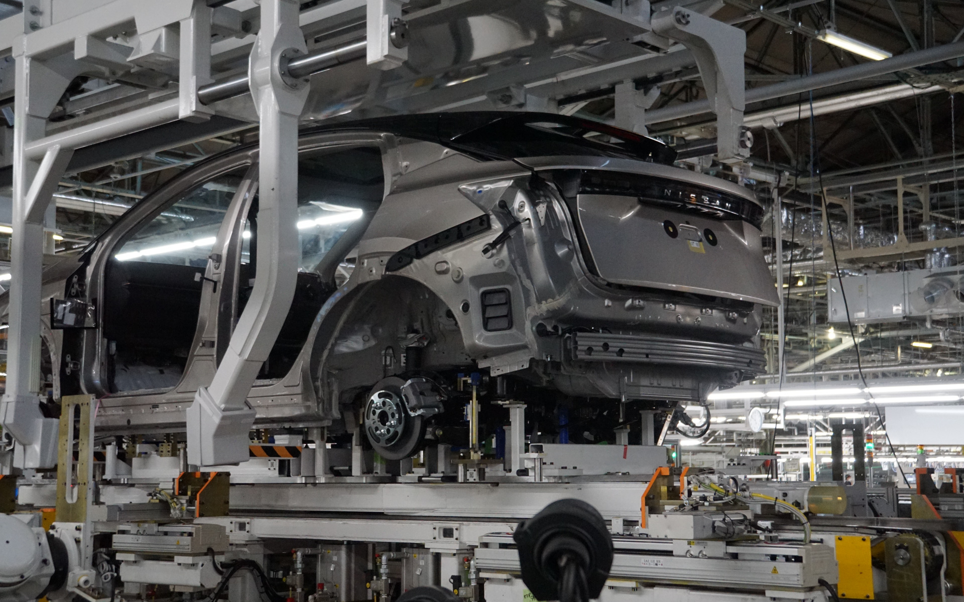 パワートレイン一括搭載システム“SUMO"。パワートレーンユニットを搭載するパレットはリアルタイム計測により、ボディと設備の位置を±0.05mmの高精度で補正する