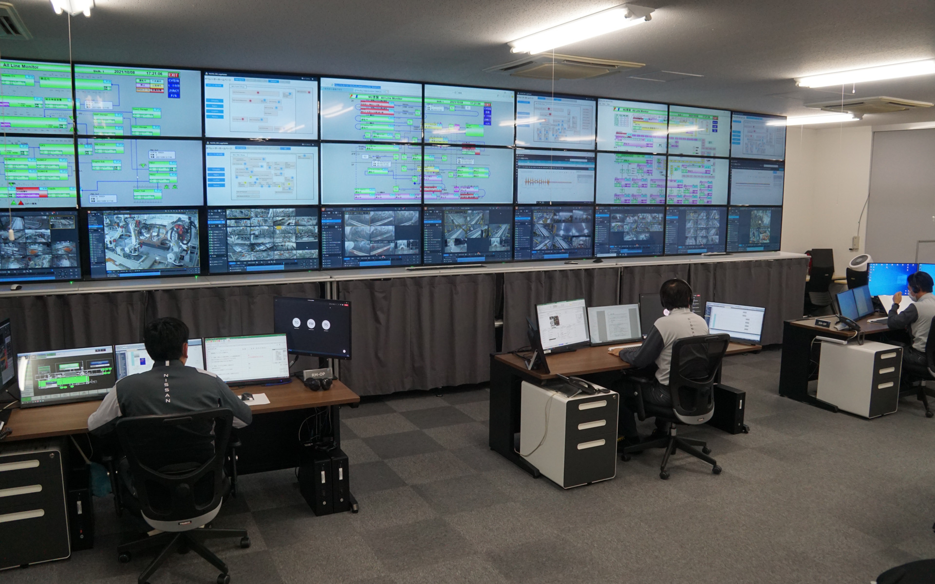 工場全体の稼働状況を監視する集中管理室