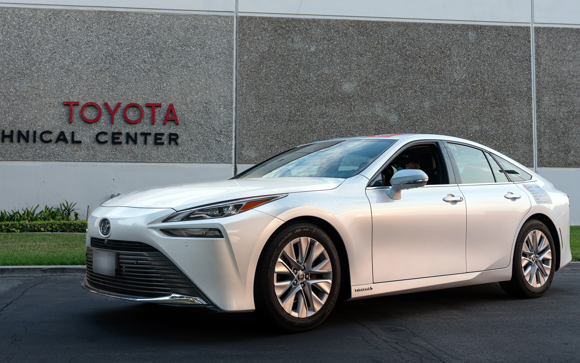 トヨタの燃料電池開発グループがあるカリフォルニア州ガーデナのトヨタテクニカルセンター（TTC）とミライ