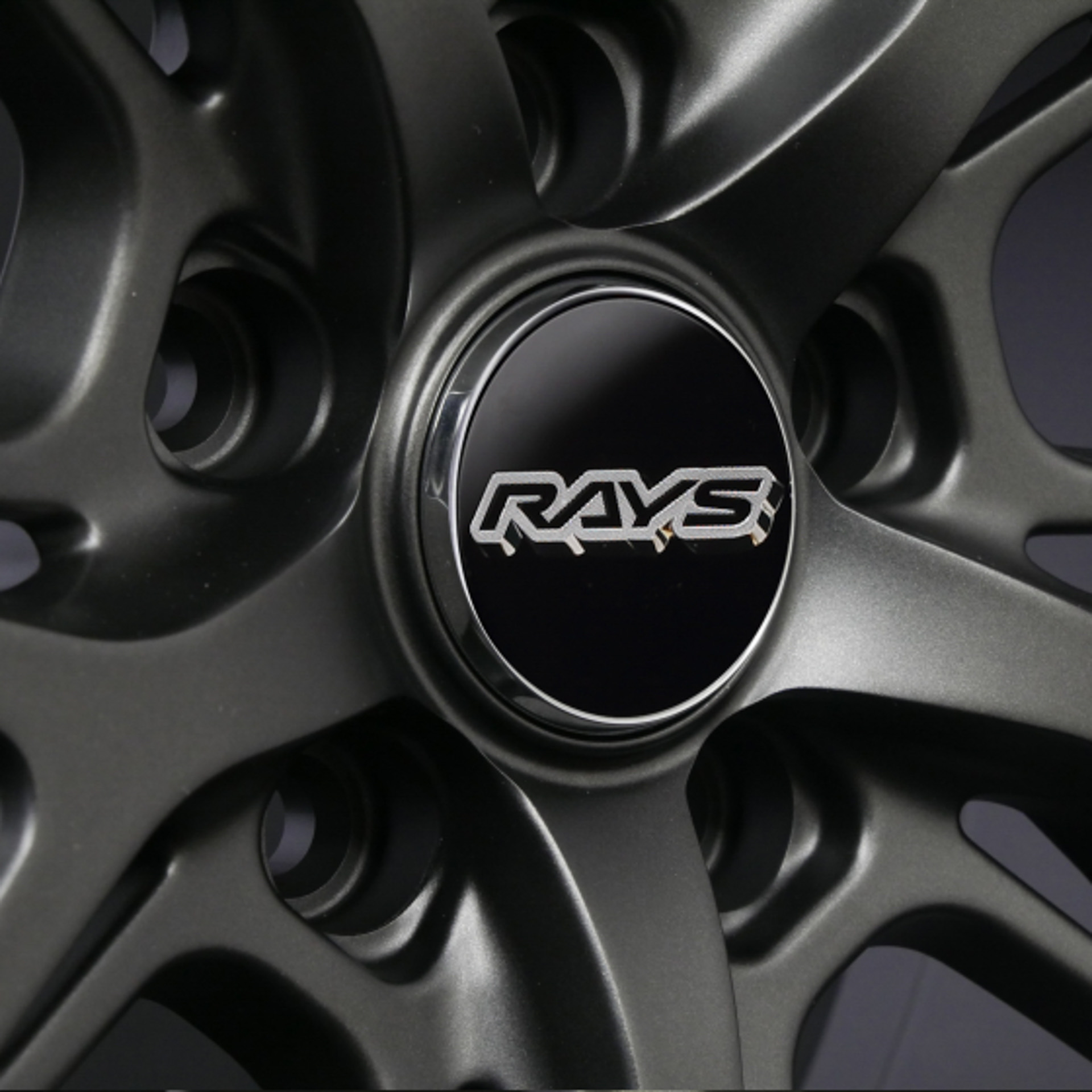 RAYSロゴの入るセンターキャップ