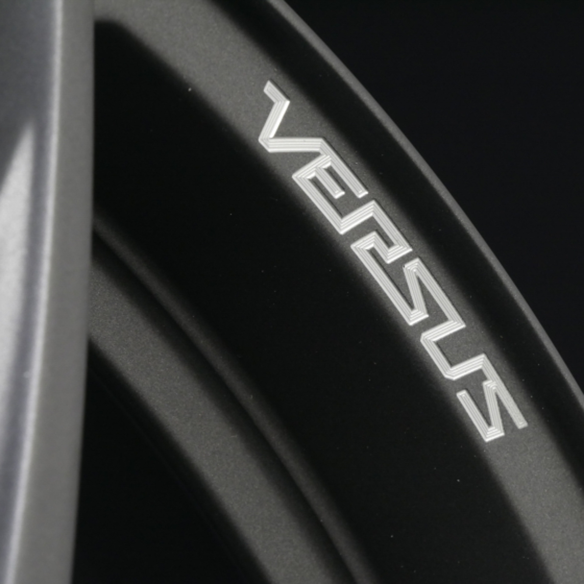 特許技術で彫られたVERSUSのロゴ