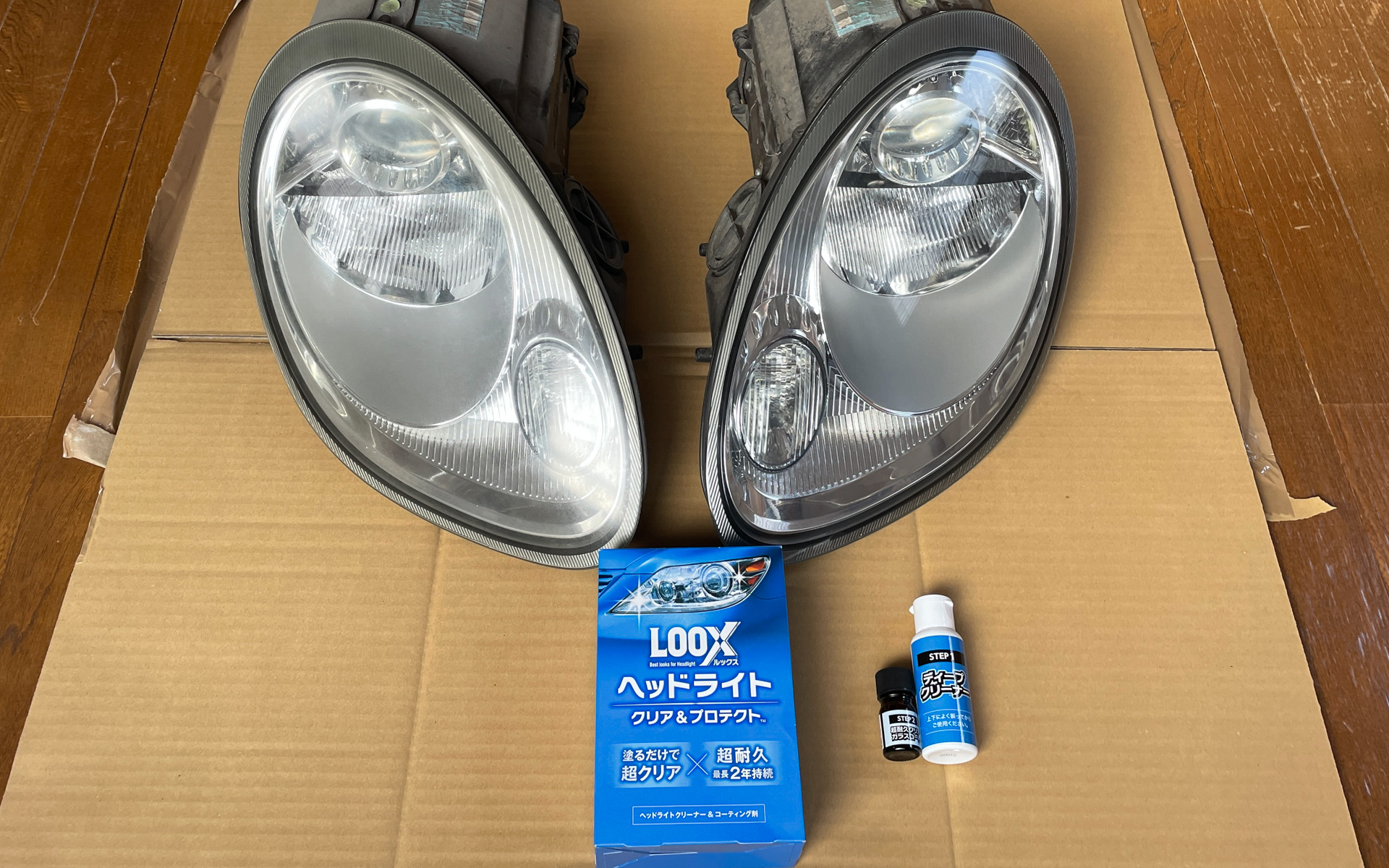 左側が作業前のヘッドライト、右側がクリーナーを1回使用した状態のヘッドライト