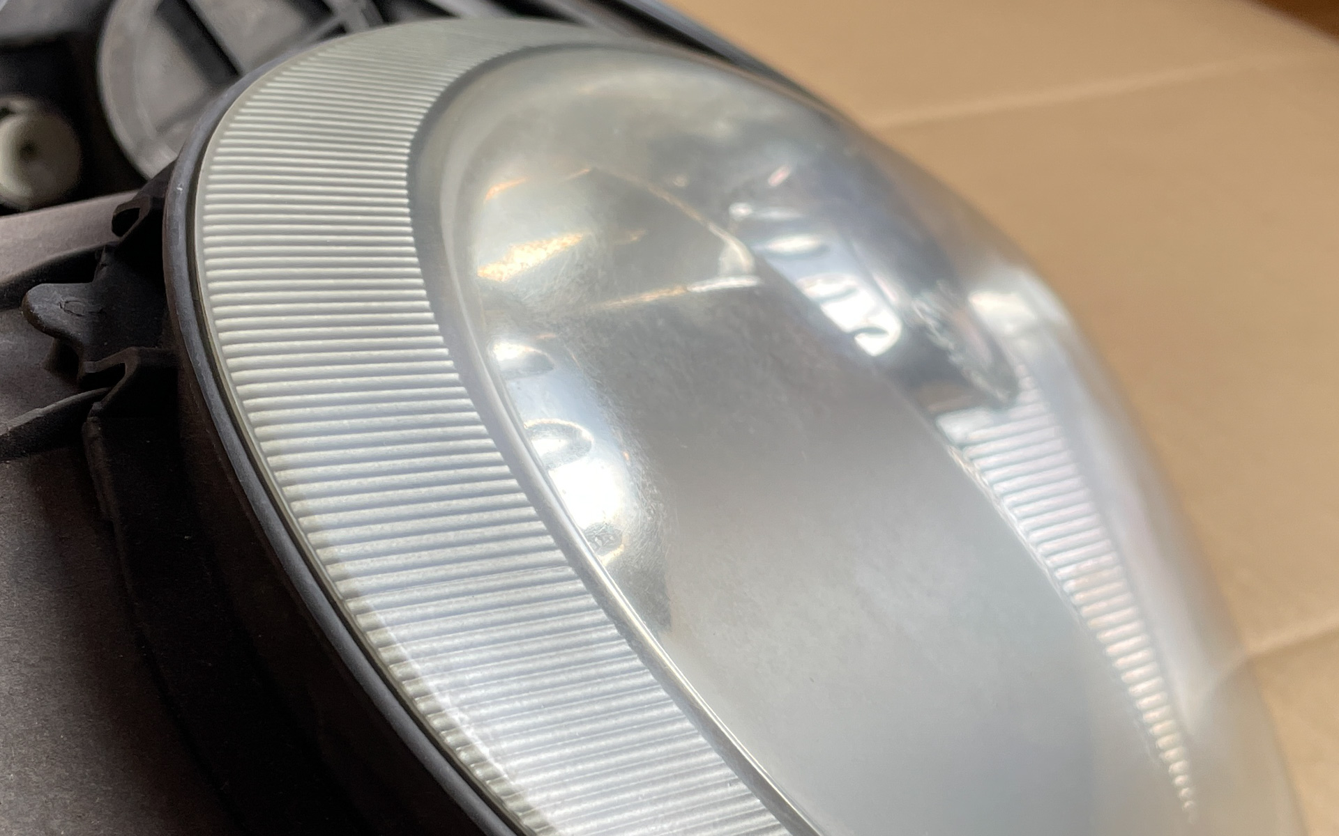 未作業のヘッドライトの状態、全体的に薄っすらと黄ばみが出て、ガサガサな部分がある状況