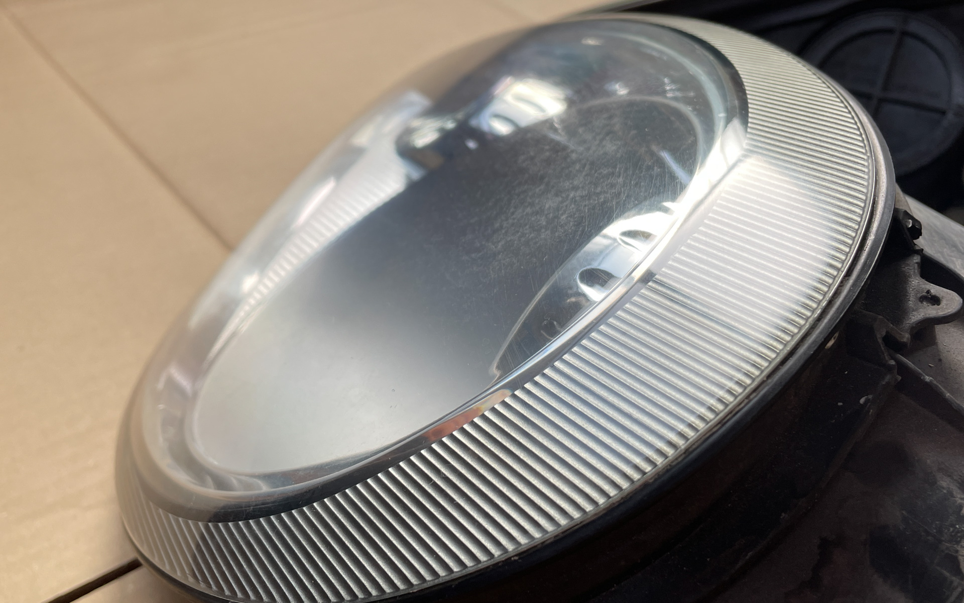 こちらはクリーナーを1回使用した状態。一部ガサガサな部分が残るもののほぼクリアな状態を取り戻した。このあとガサガサな部分をなくすために何回か作業した