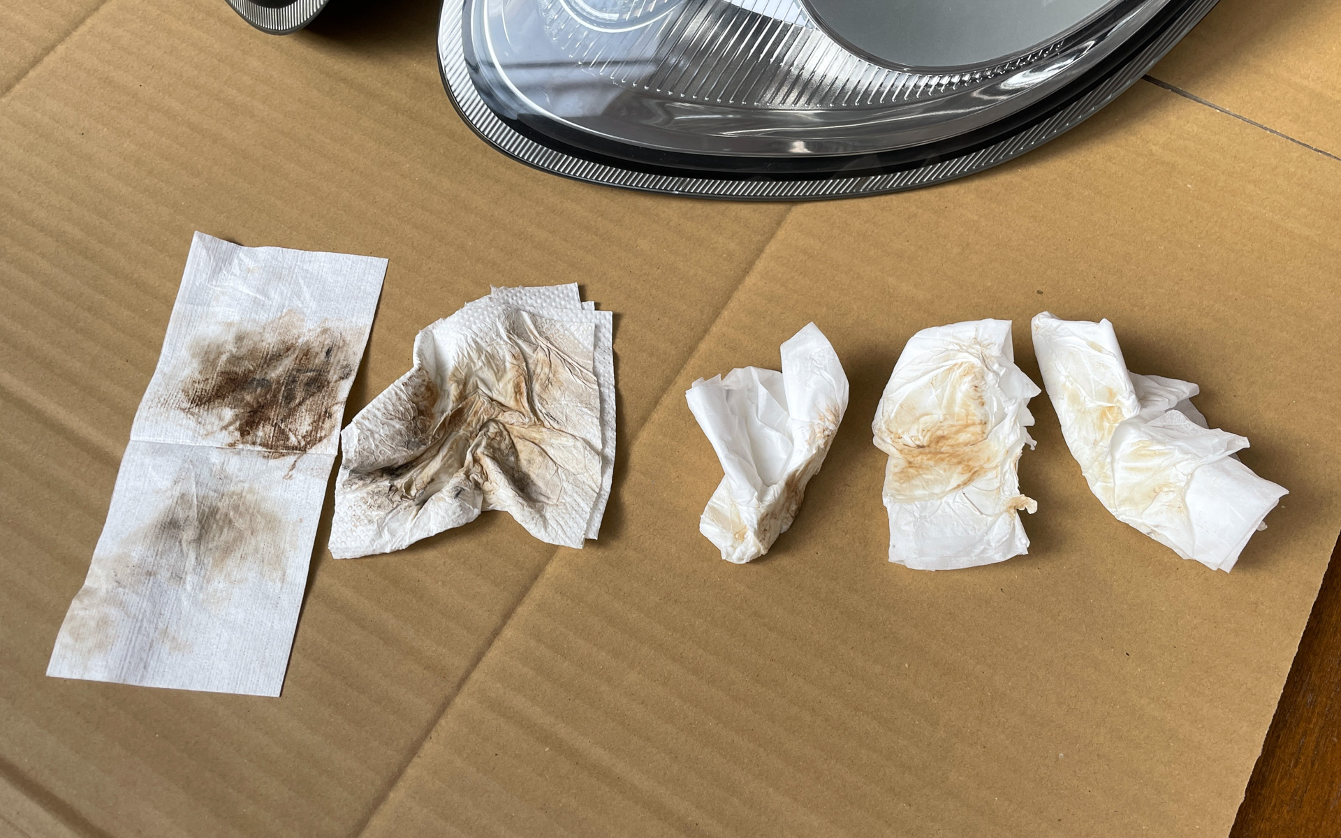 付属のクロスの他にもキッチンペーパーやティッシュペーパーも試してみたが、作業性は付属のクロスが一番いい印象。左から順番に使用したもので徐々にいろがうすくなっていくのがわかる