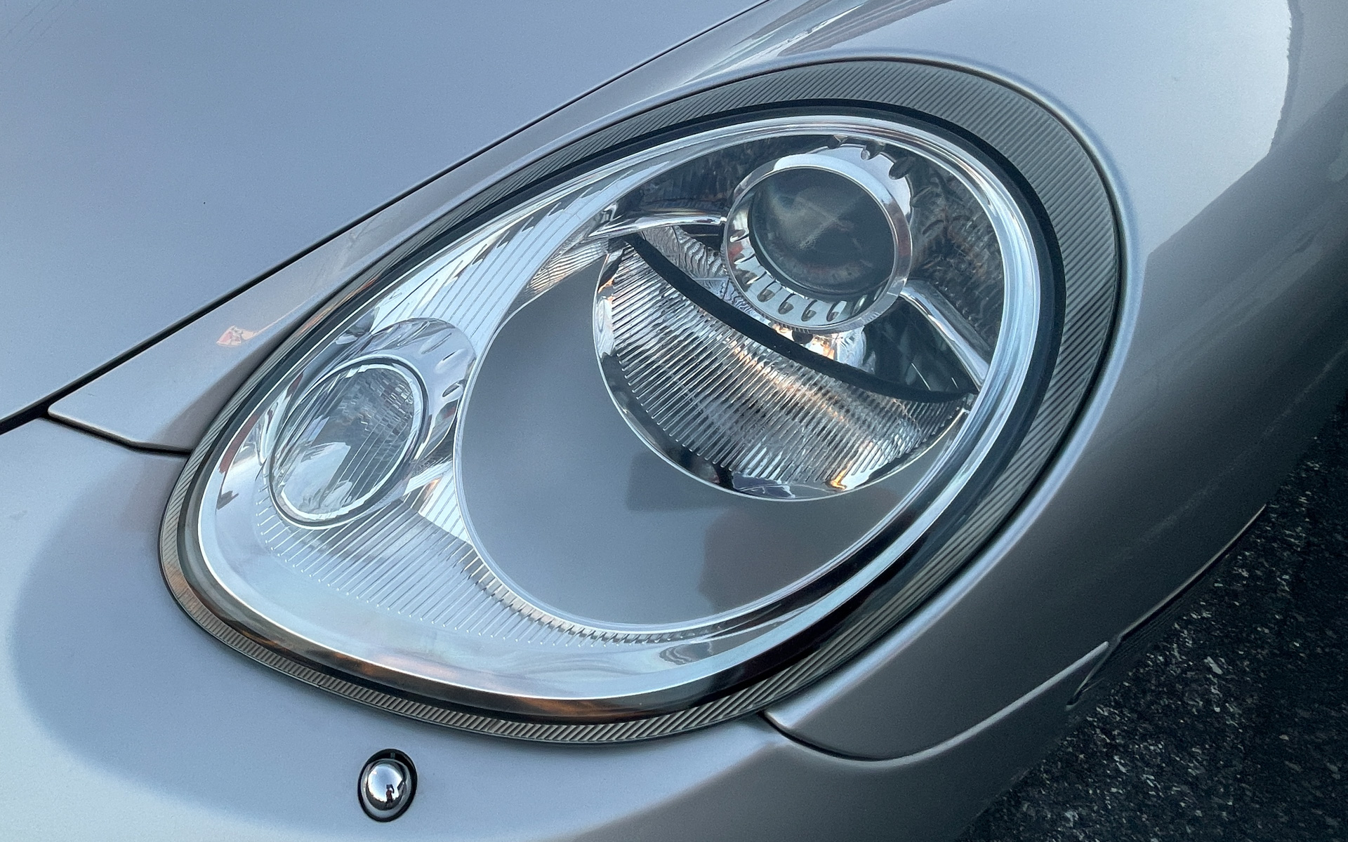 ボクスターは、ヘッドライトの取り外しが容易なので、ヘッドライトユニットを家の中に持ち込んで作業を実施した。土日を使いながら暇だったのでコーティング作業は3回実施した（コーティングが硬化してからね）