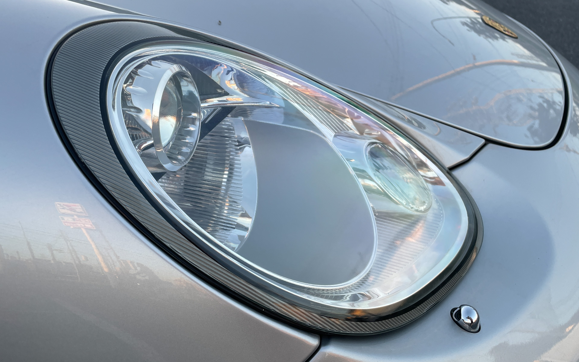 ボクスターは、ヘッドライトの取り外しが容易なので、ヘッドライトユニットを家の中に持ち込んで作業を実施した。土日を使いながら暇だったのでコーティング作業は3回実施した（コーティングが硬化してからね）