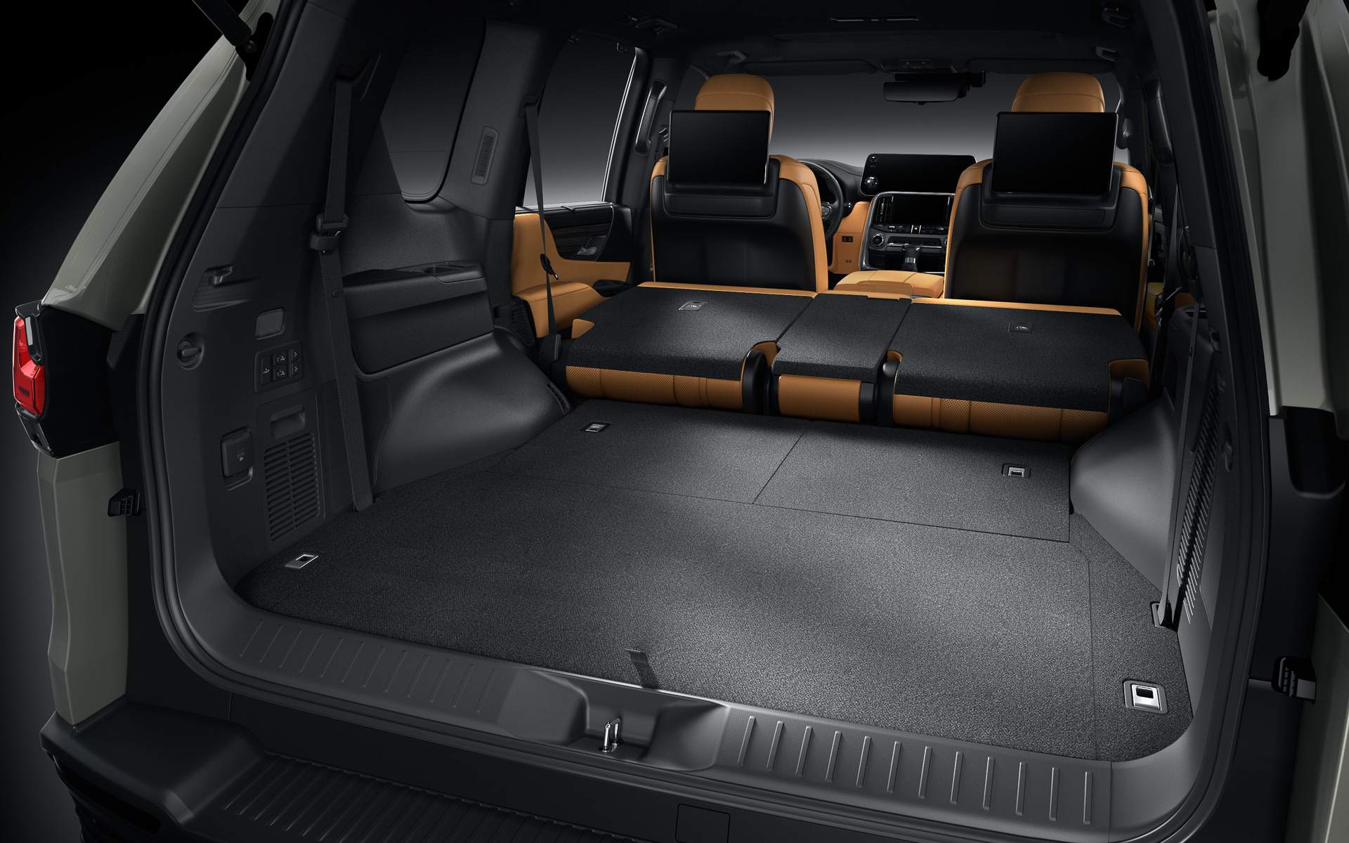 7人乗りの後席は4：2：4の可倒式