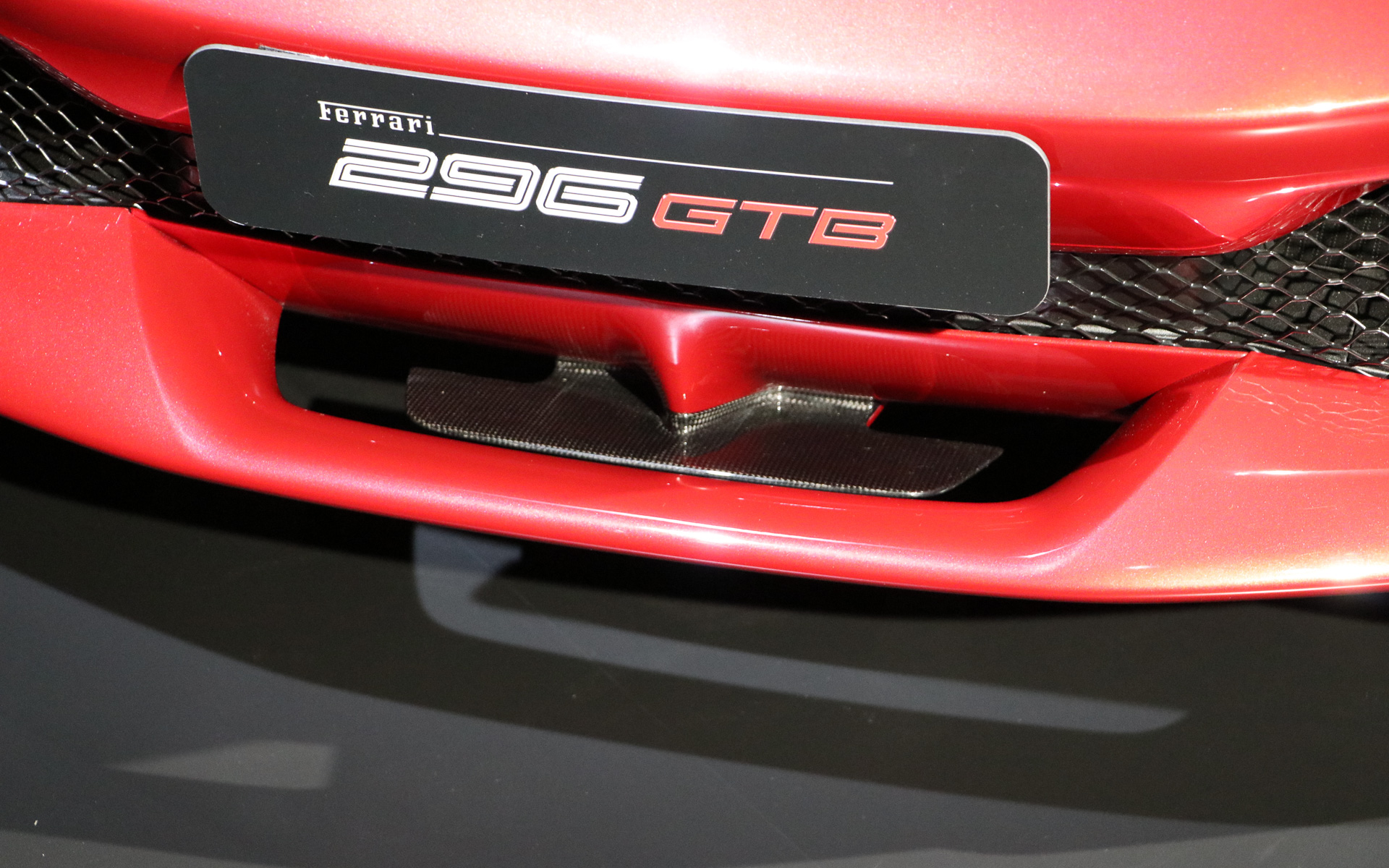 フロントのダウンフォースを発生させるティートレイ