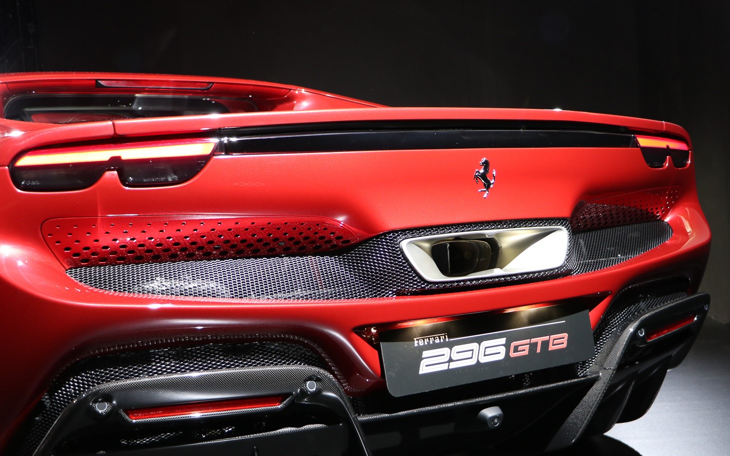 テールランプの間の黒い部分がアクティブ・スポイラー