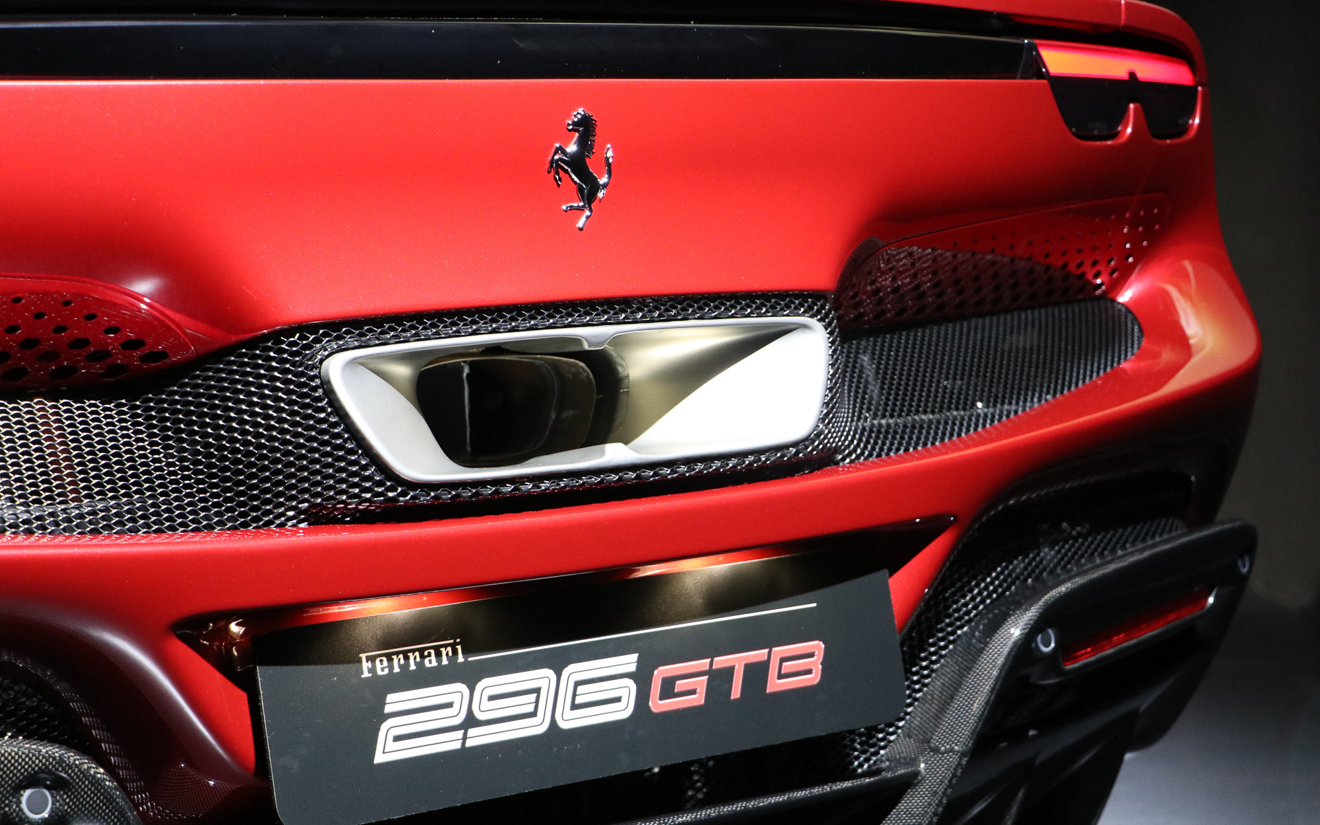 センター1本出しのマフラーはリアのデザインに溶け込むように配慮されている