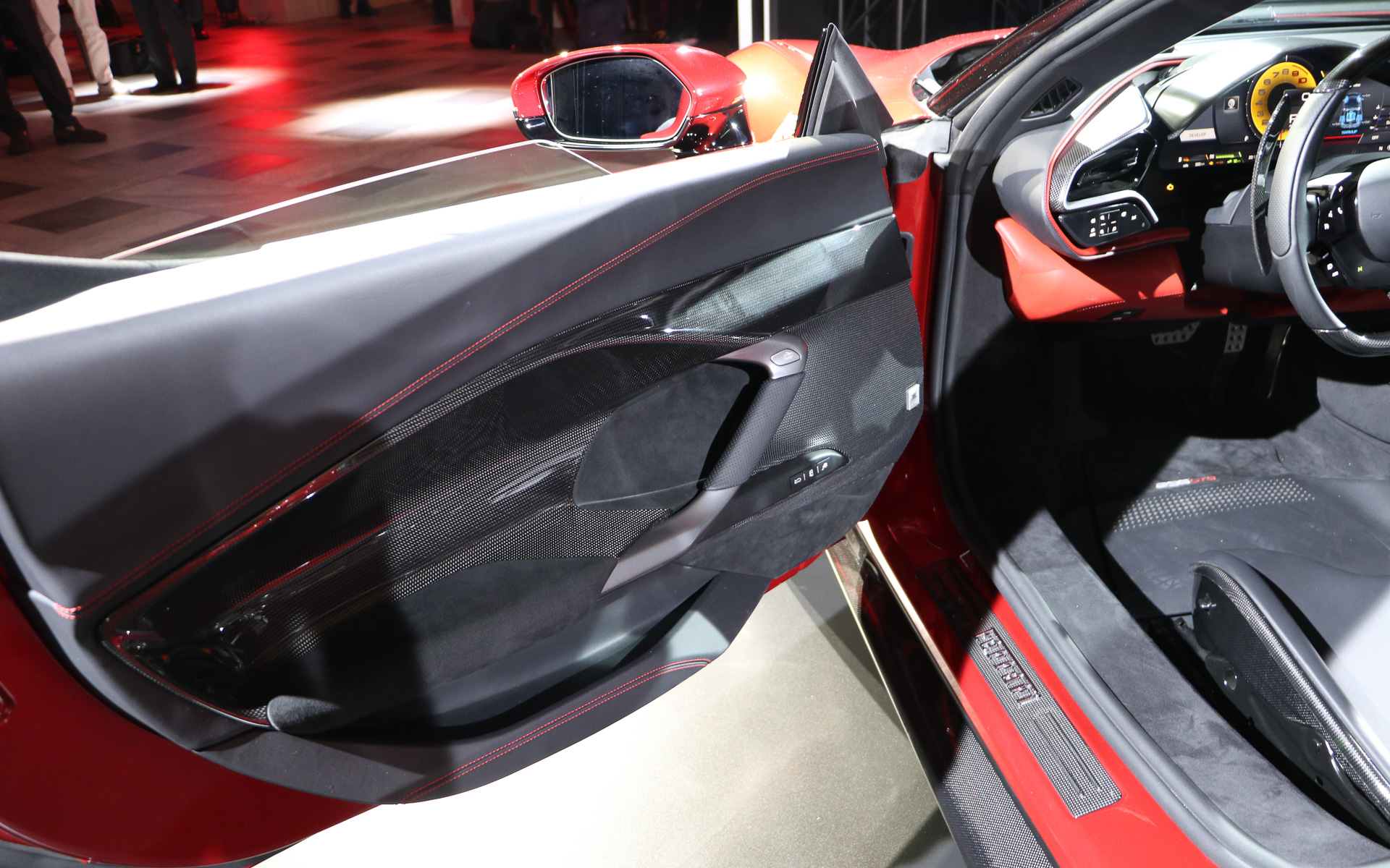 カーボンとレザーでスポーティなドア