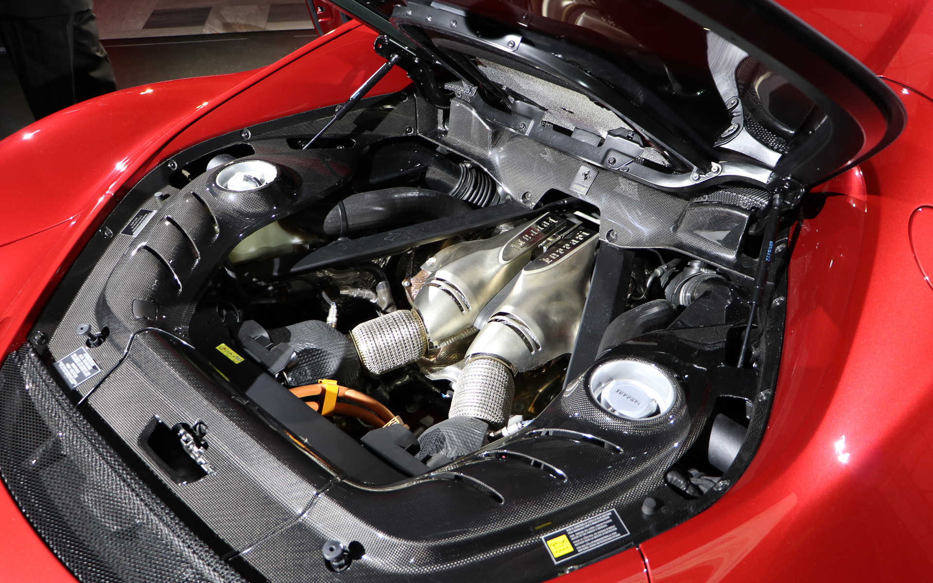 最高出力610kW（830CV）/8000rpm、最大トルク740Nm/6250rpm