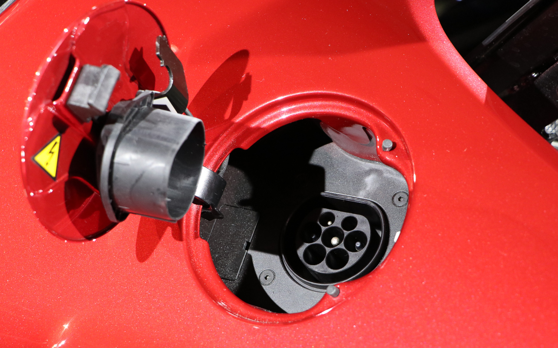 ボディ左側に給電ポートを配置