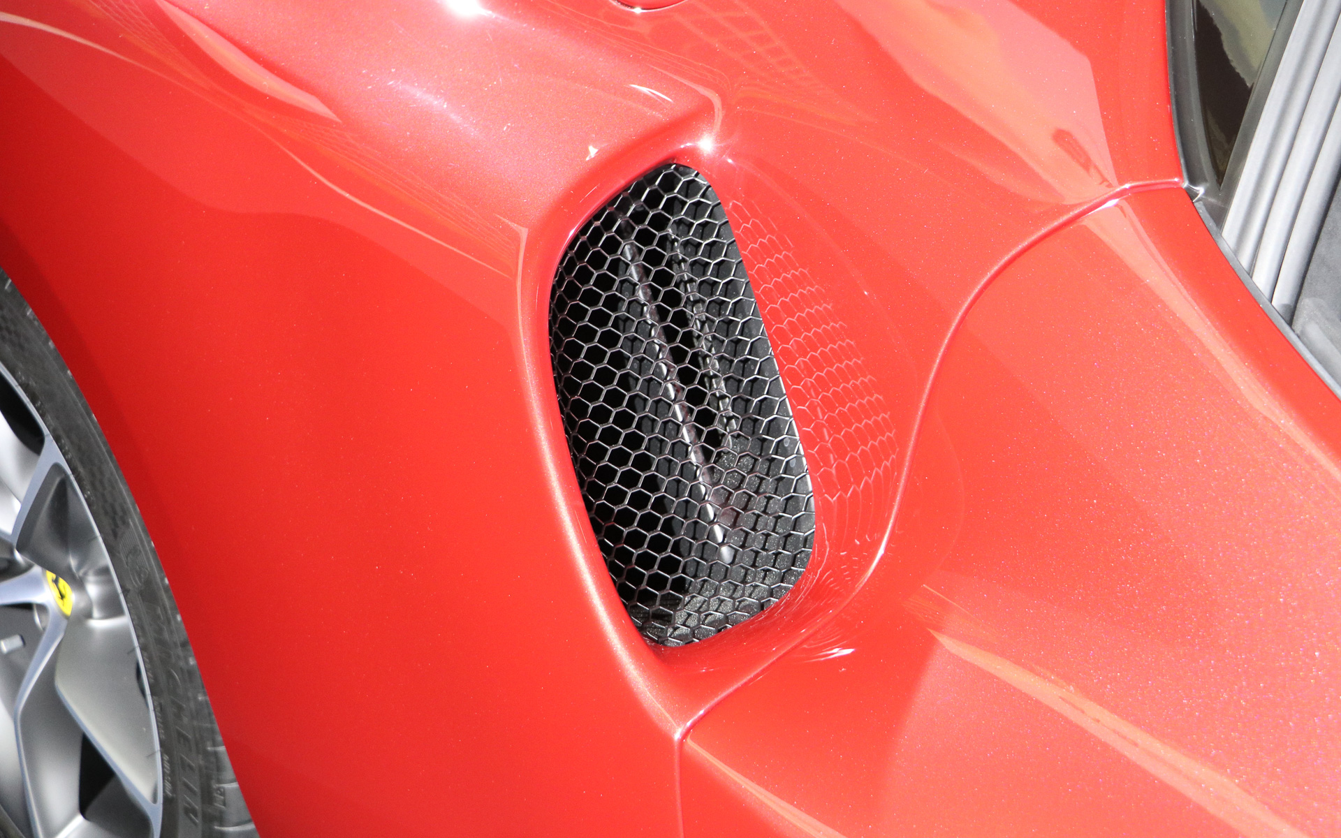 ボディサイドの吸入ダクト