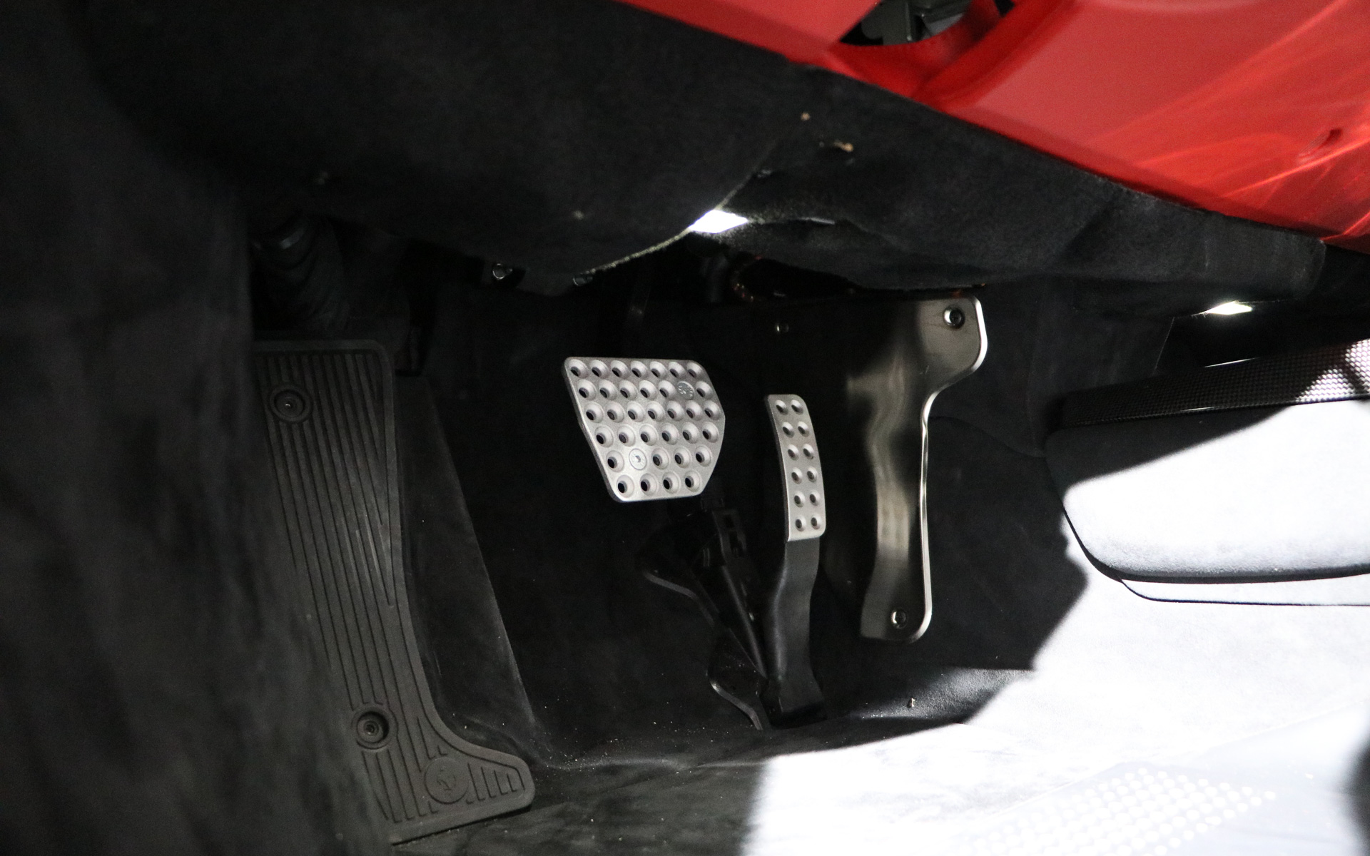 アクセルペダルとブレーキペダル