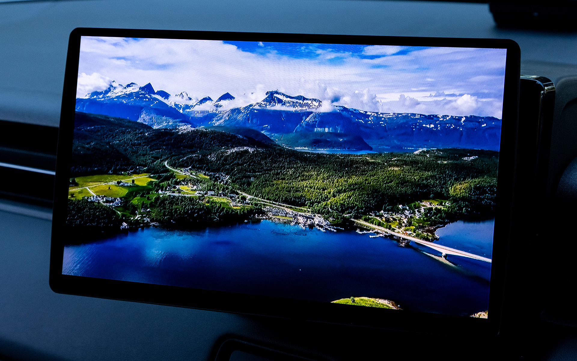 10V型有機ELパネル＆Blu-ray対応で映像も美しい