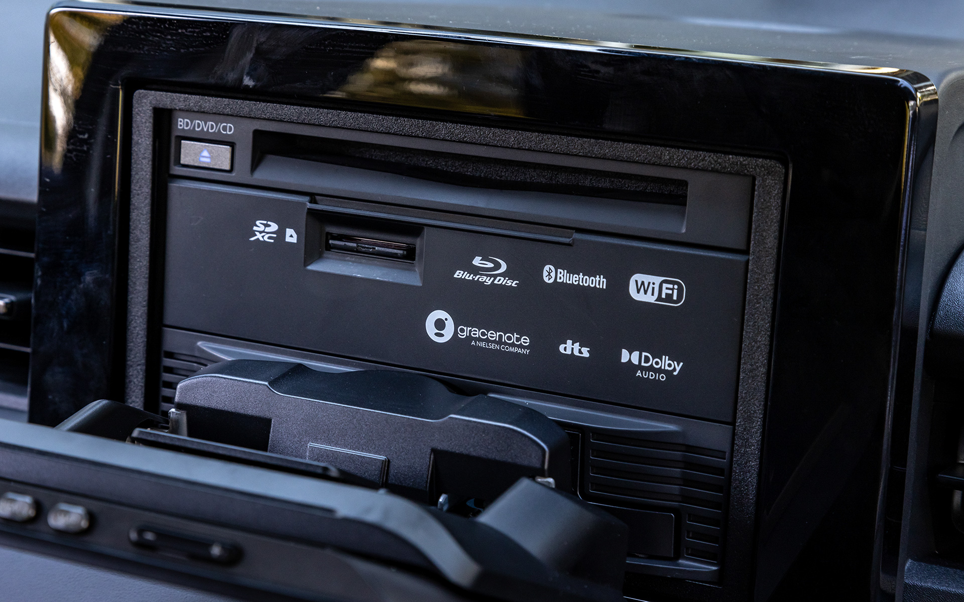 フローティング機構も継承。ディスプレイを前に倒すとBlu-rayのディスクスロットが現れる