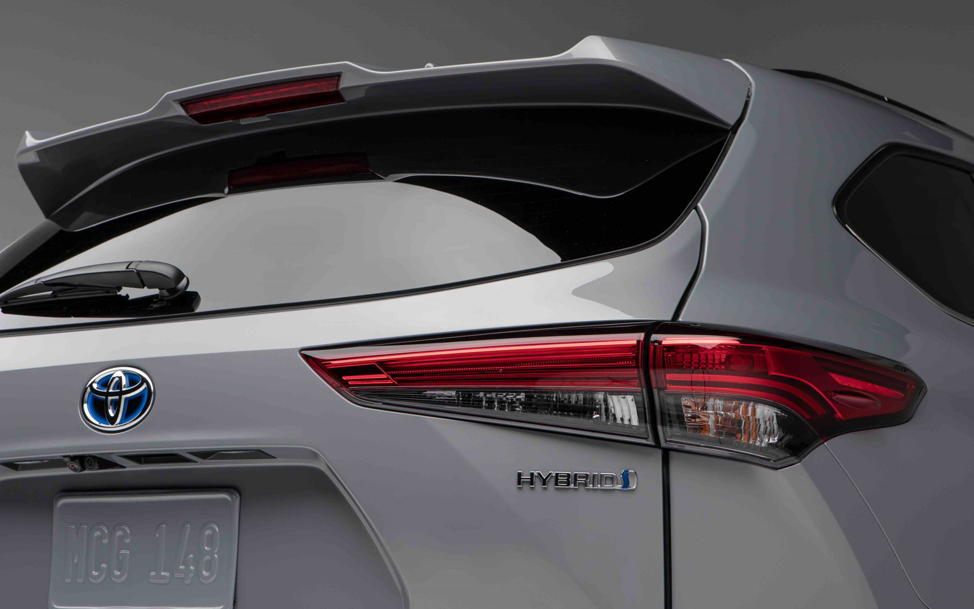 内外装にブロンズカラーのアクセントが施されている