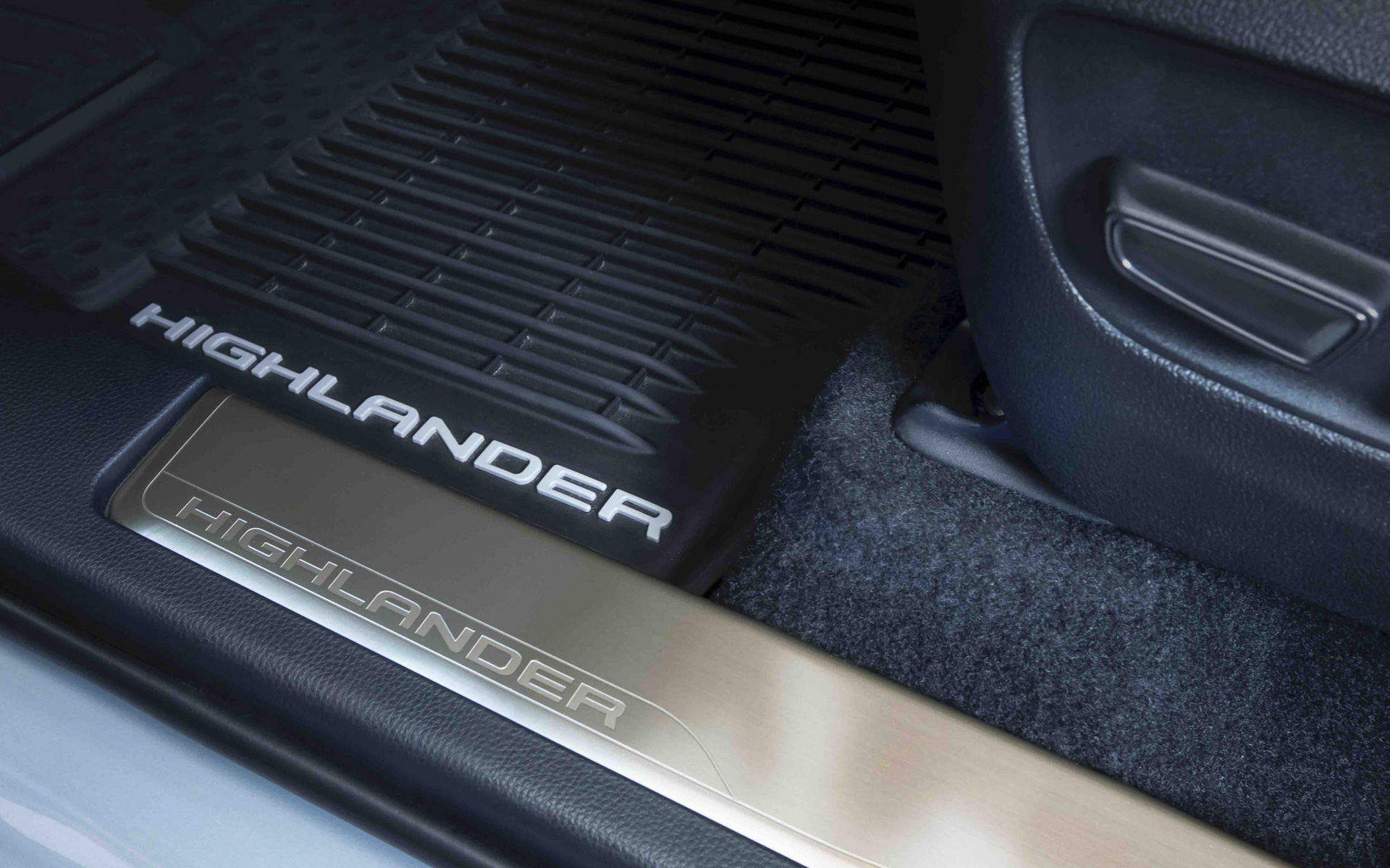 内外装にブロンズカラーのアクセントが施されている