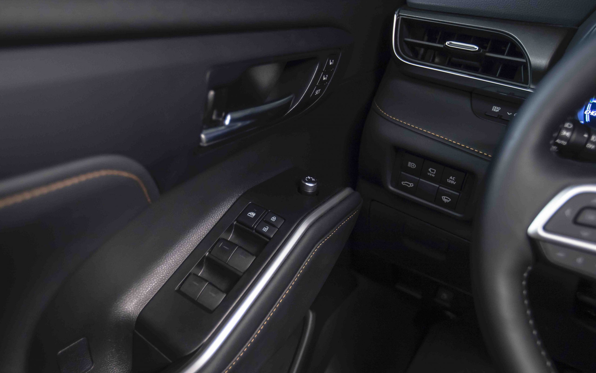 内外装にブロンズカラーのアクセントが施されている