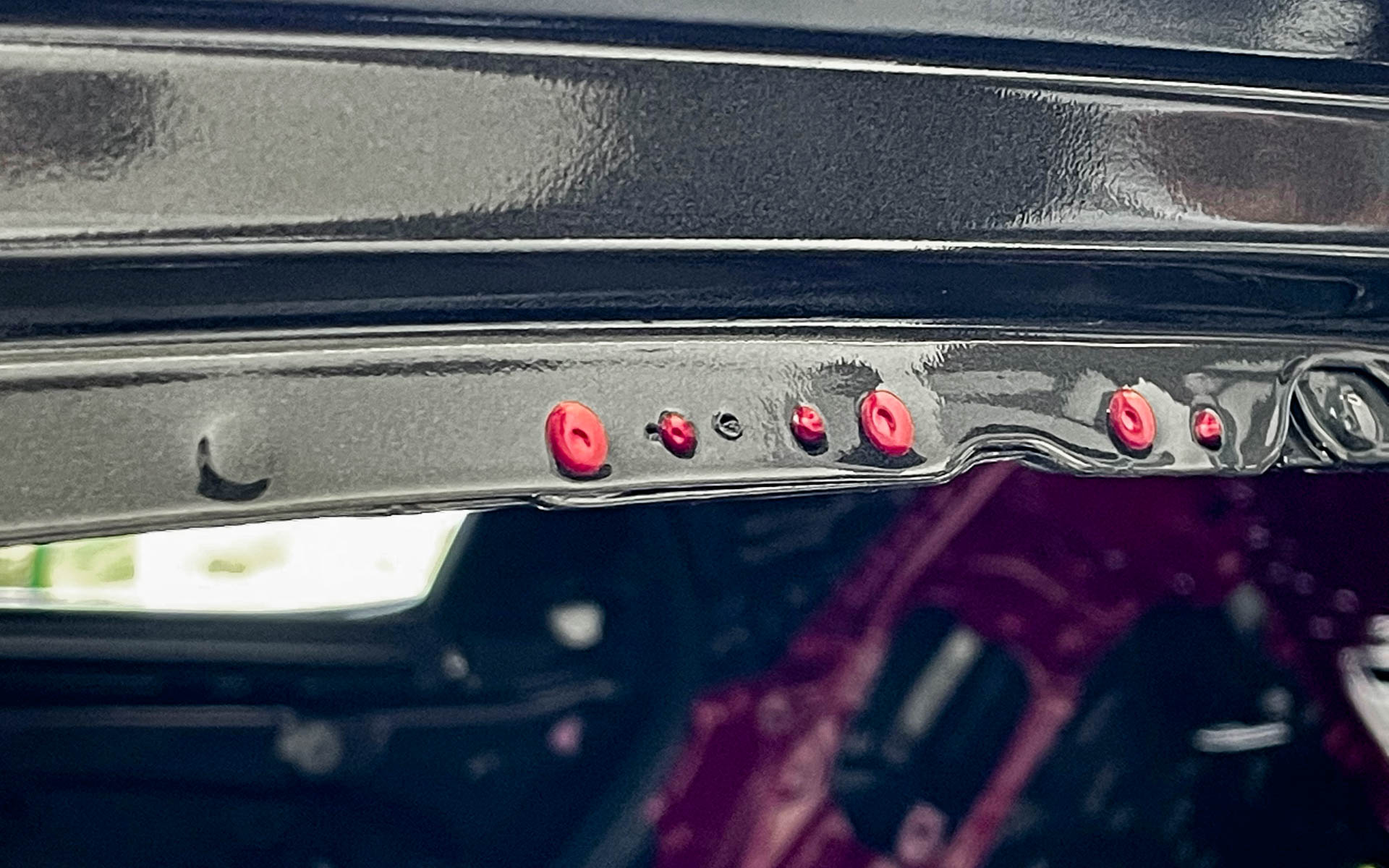 ドアまわりのスポット打点、特殊な工法で間隔を狭めて打つ